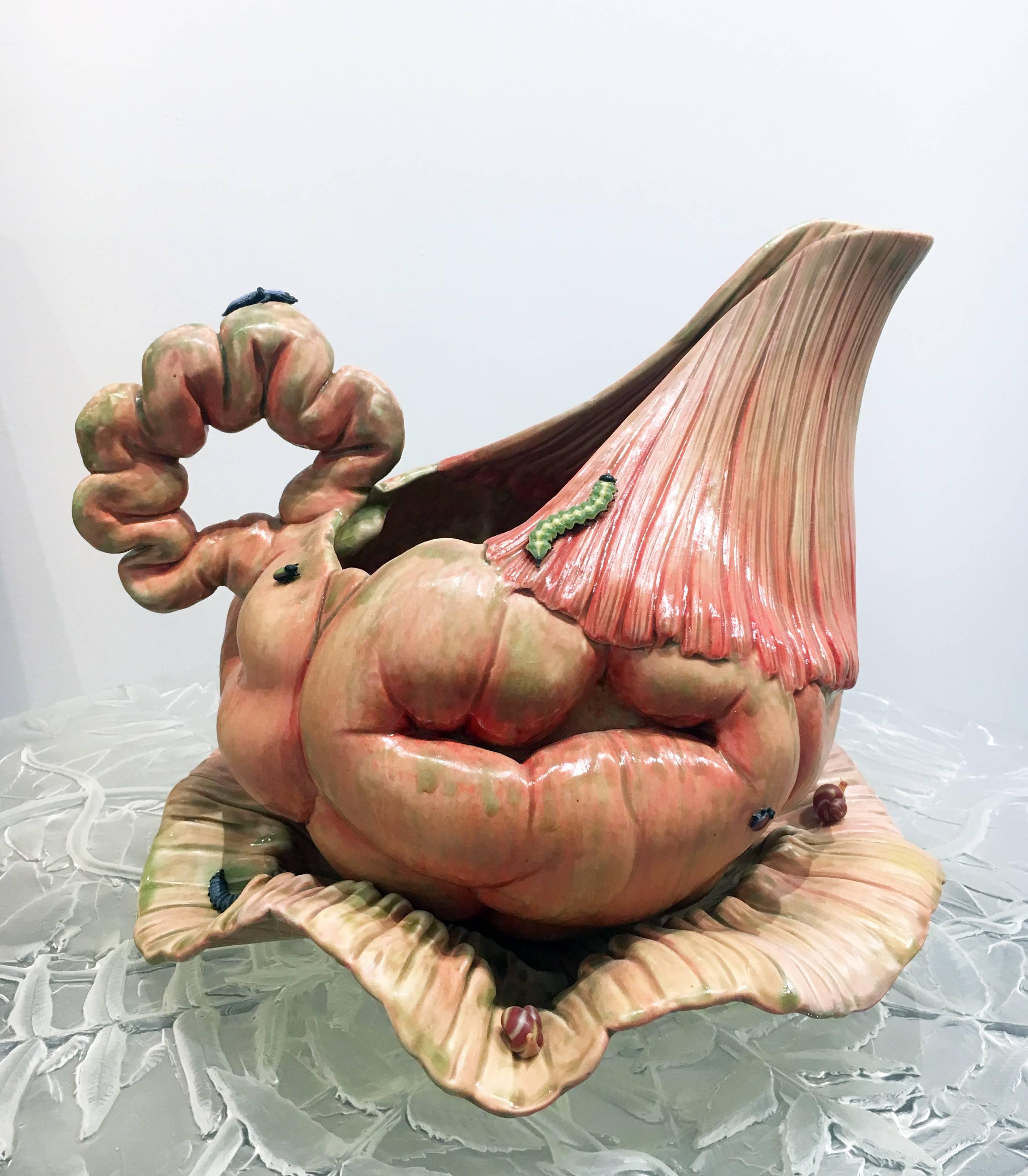 "Krugform mit Eingeweiden", Porzellanplastik, anatomisch, Glasakzente – Sculpture von Bonnie Seeman