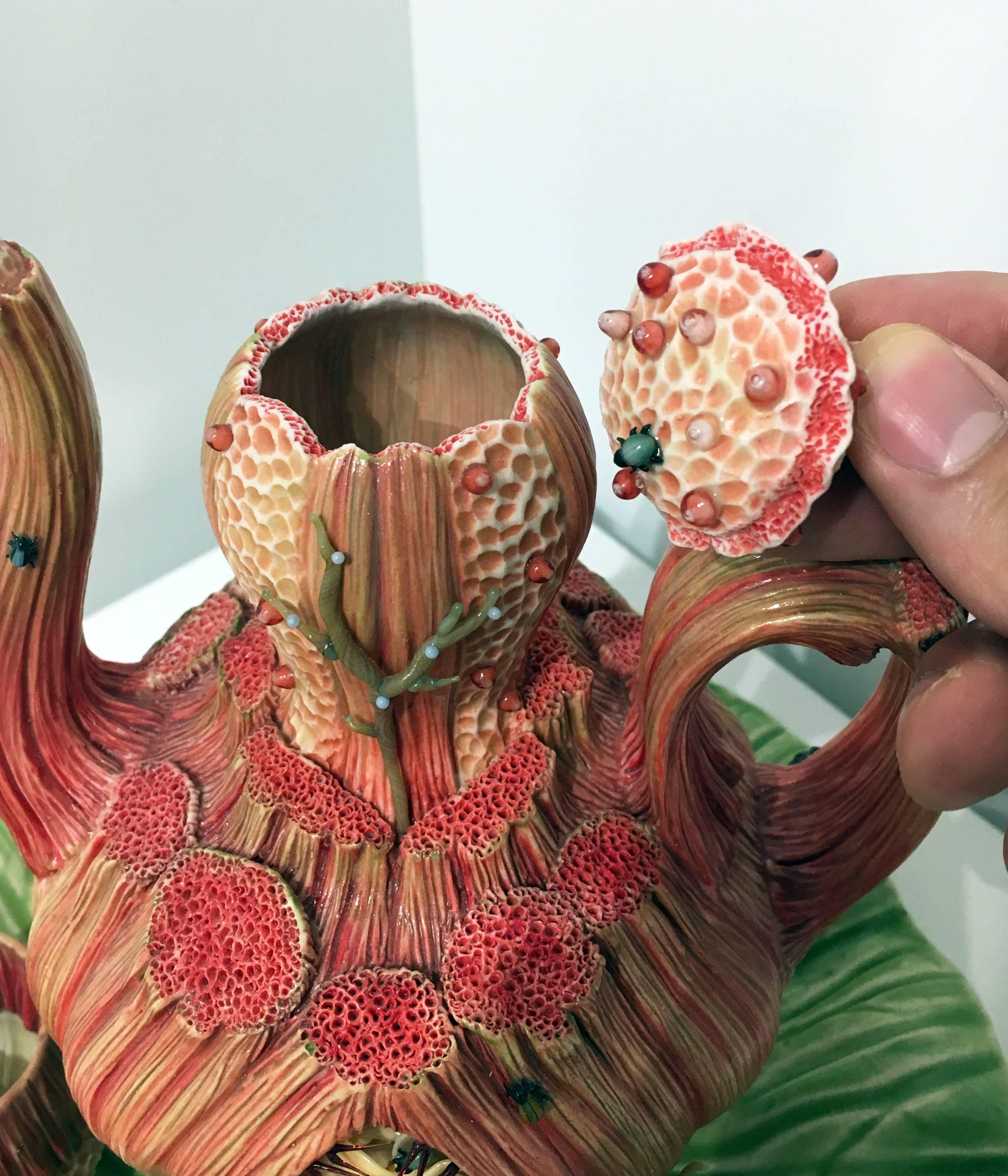 Juego de Tetera y Taza de Porcelana Surrealista con Bandeja y Detalles de Cerámica y Cristal - Sculpture de Bonnie Seeman