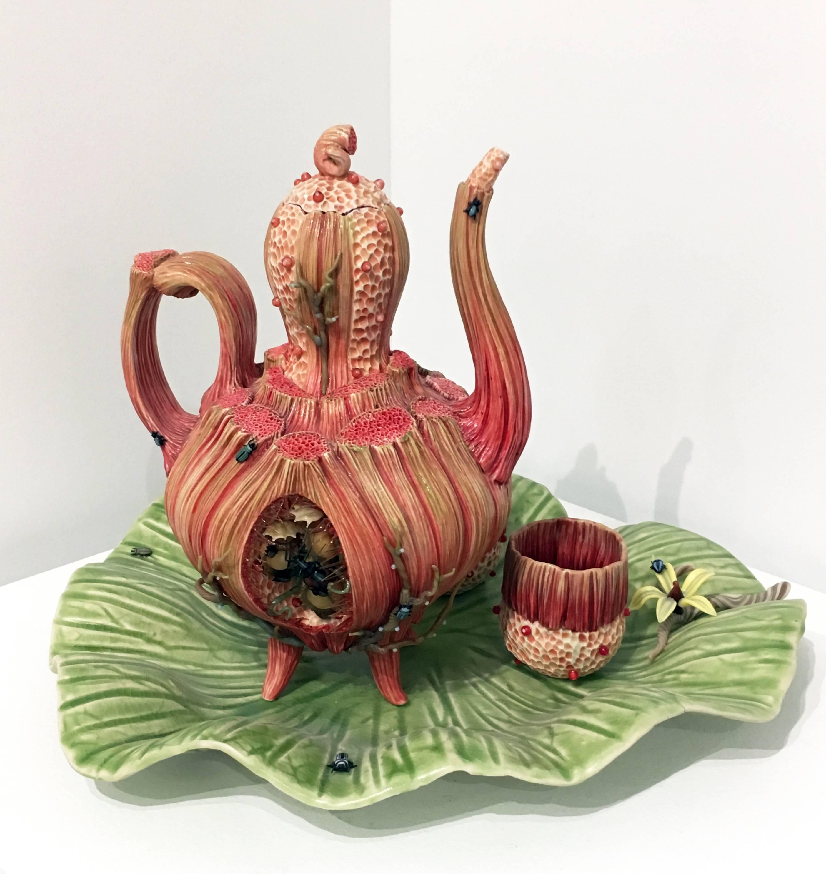 Service à thé et tasses en porcelaine surréaliste avec plateau, céramique et verre - Contemporain Sculpture par Bonnie Seeman