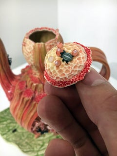 Sculpture de théière contemporaine en céramique et porcelaine avec accents en verre