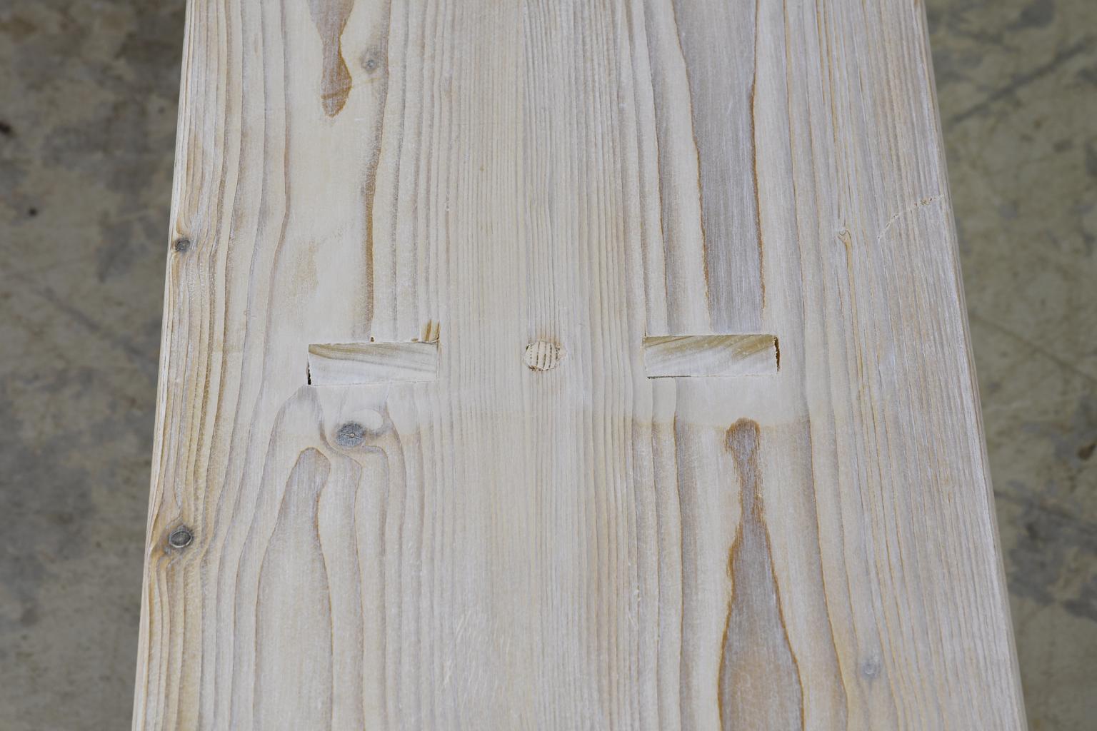 Américain Banc Bonnin Ashley fait sur mesure en pin réutilisé avec finition en craie blanche chaulée en vente