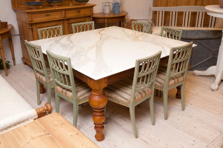 Country Base de table de salle à manger en pin faite sur mesure Bonnin Ashley avec plateau en marbre doré Calacatta en vente