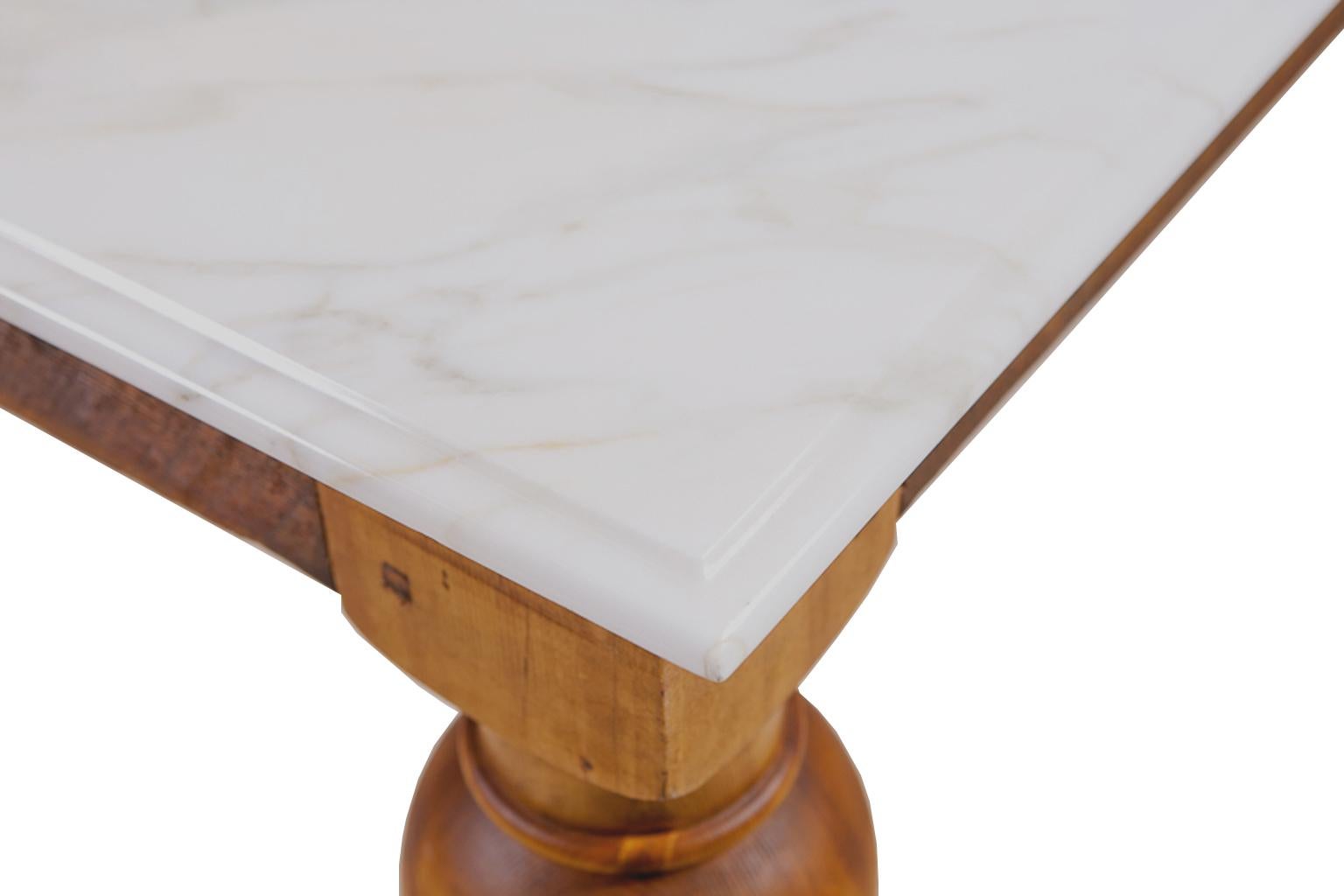 Tourné Base de table de salle à manger en pin faite sur mesure Bonnin Ashley avec plateau en marbre doré Calacatta en vente