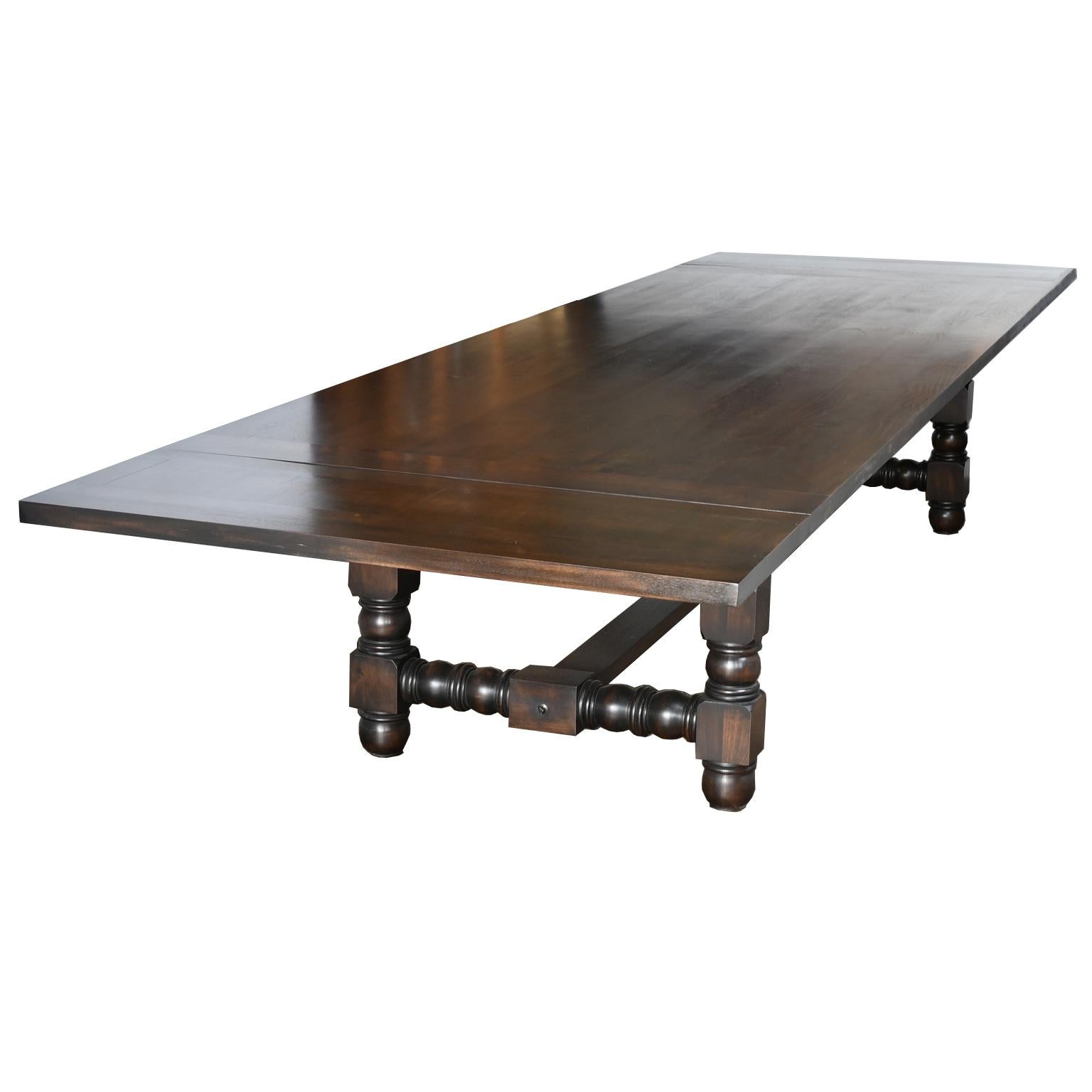 Tudor Table de salle à manger Bonnin Ashley en noyer fabriquée sur-mesure avec base à tréteaux et rallonges en vente