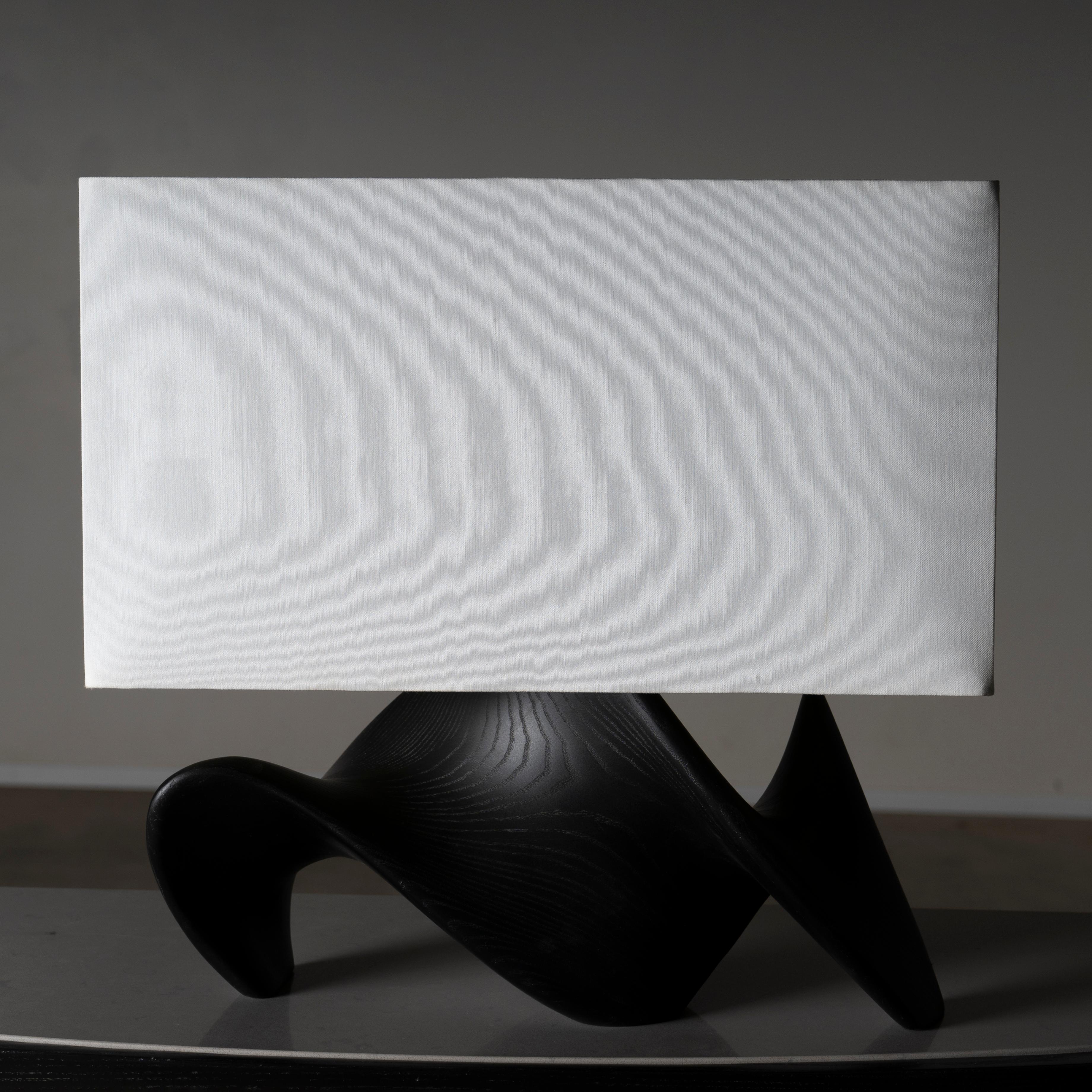 Sculpté Lampe Bonsai, teinture ébène sur bois de frêne avec abat-jour en soie ivoire par Amorph en vente