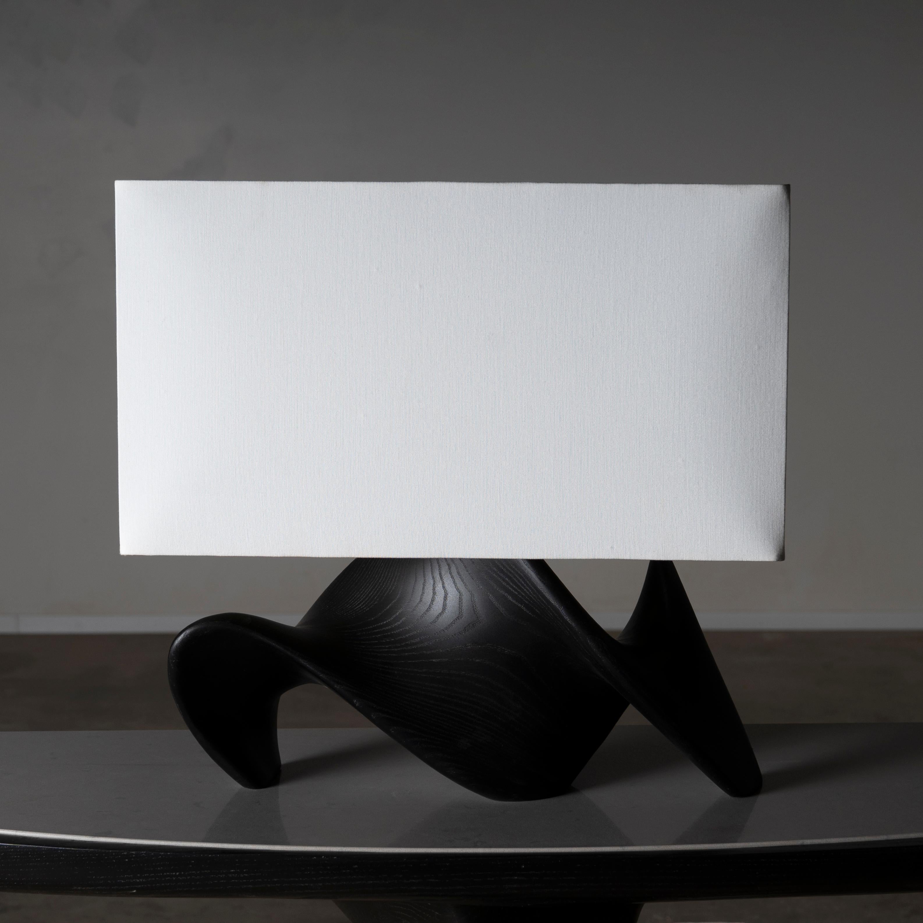Lampe Bonsai, teinture ébène sur bois de frêne avec abat-jour en soie ivoire par Amorph Neuf - En vente à Los Angeles, CA