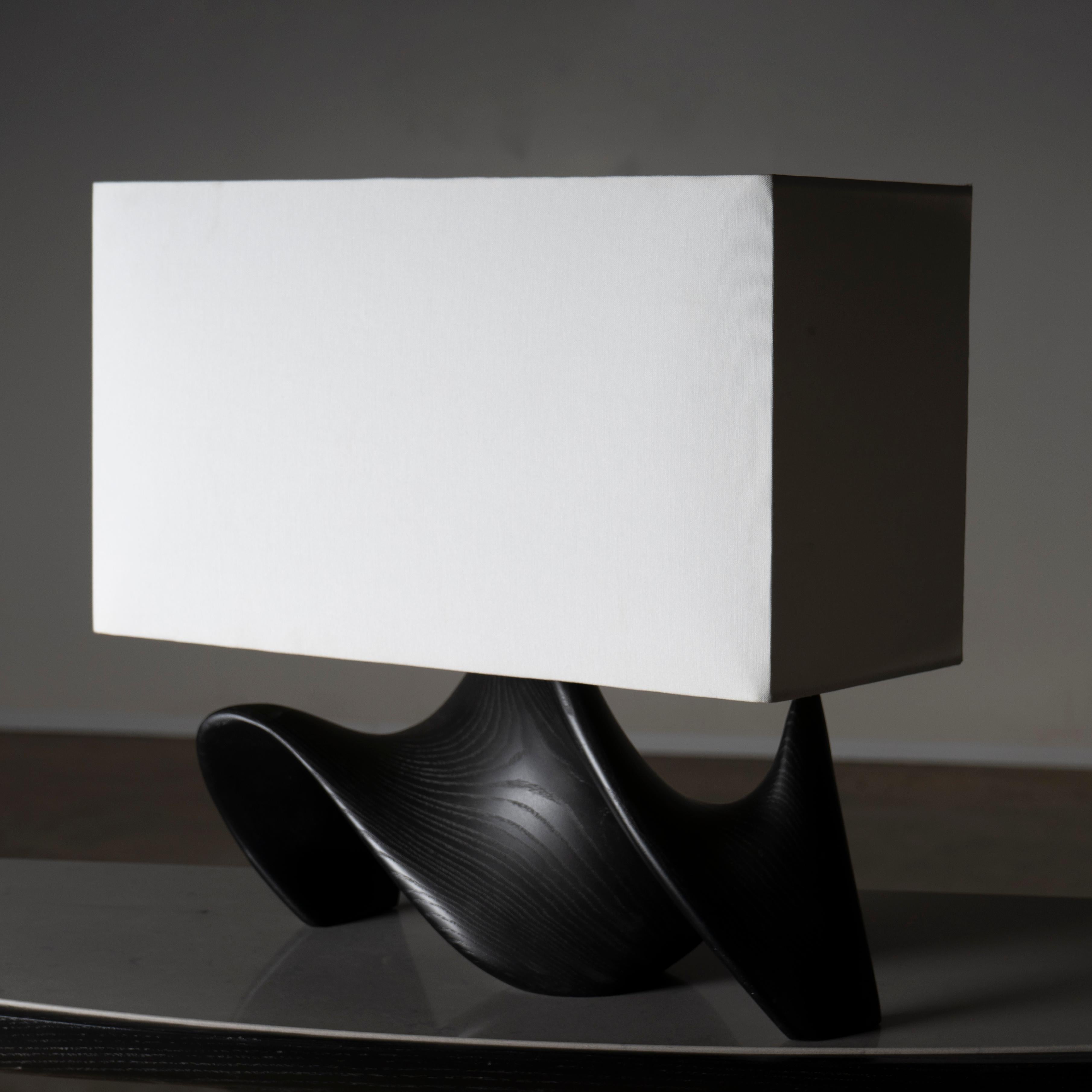 XXIe siècle et contemporain Lampe Bonsai, teinture ébène sur bois de frêne avec abat-jour en soie ivoire par Amorph en vente