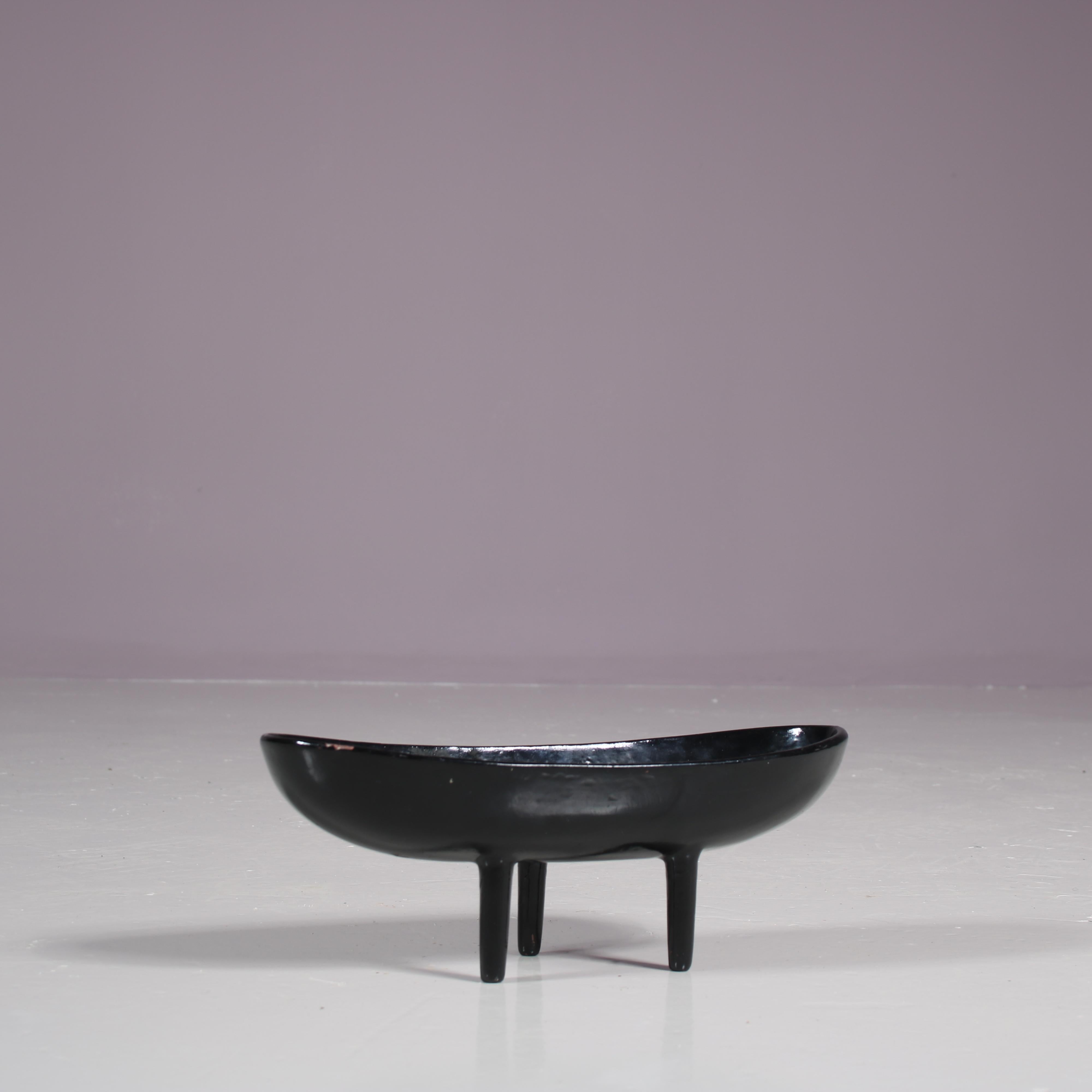 A wonderful little planter attributed to Isamu Noguchi, manufactured in Japan around 1950.

This elegant piece is made of high quality cast iron, black lacquered with a very nice finish. It has an elegant shape, three rounded legs and is all