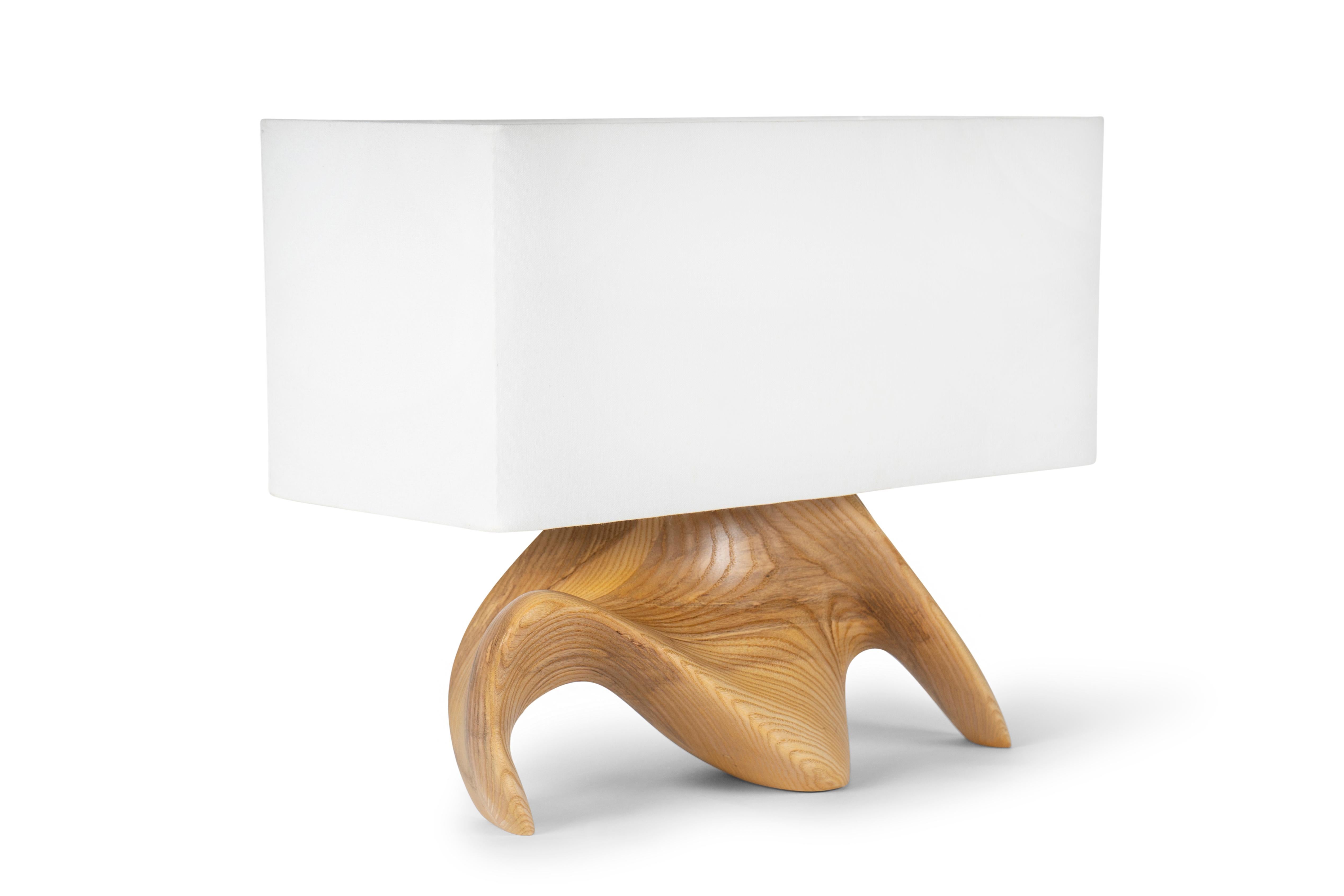 Bonsai Tischlampe in Honey gebeizt auf Eschenholz mit elfenbeinfarbenem Seidenschirm von Amorph (Organische Moderne) im Angebot