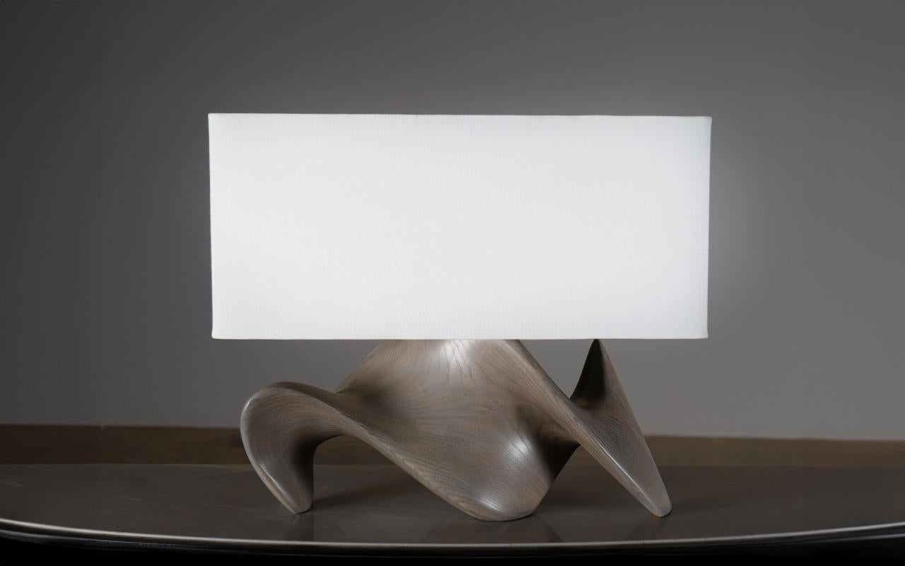 Bonsai Tischlampe in Honey gebeizt auf Eschenholz mit elfenbeinfarbenem Seidenschirm von Amorph (amerikanisch) im Angebot