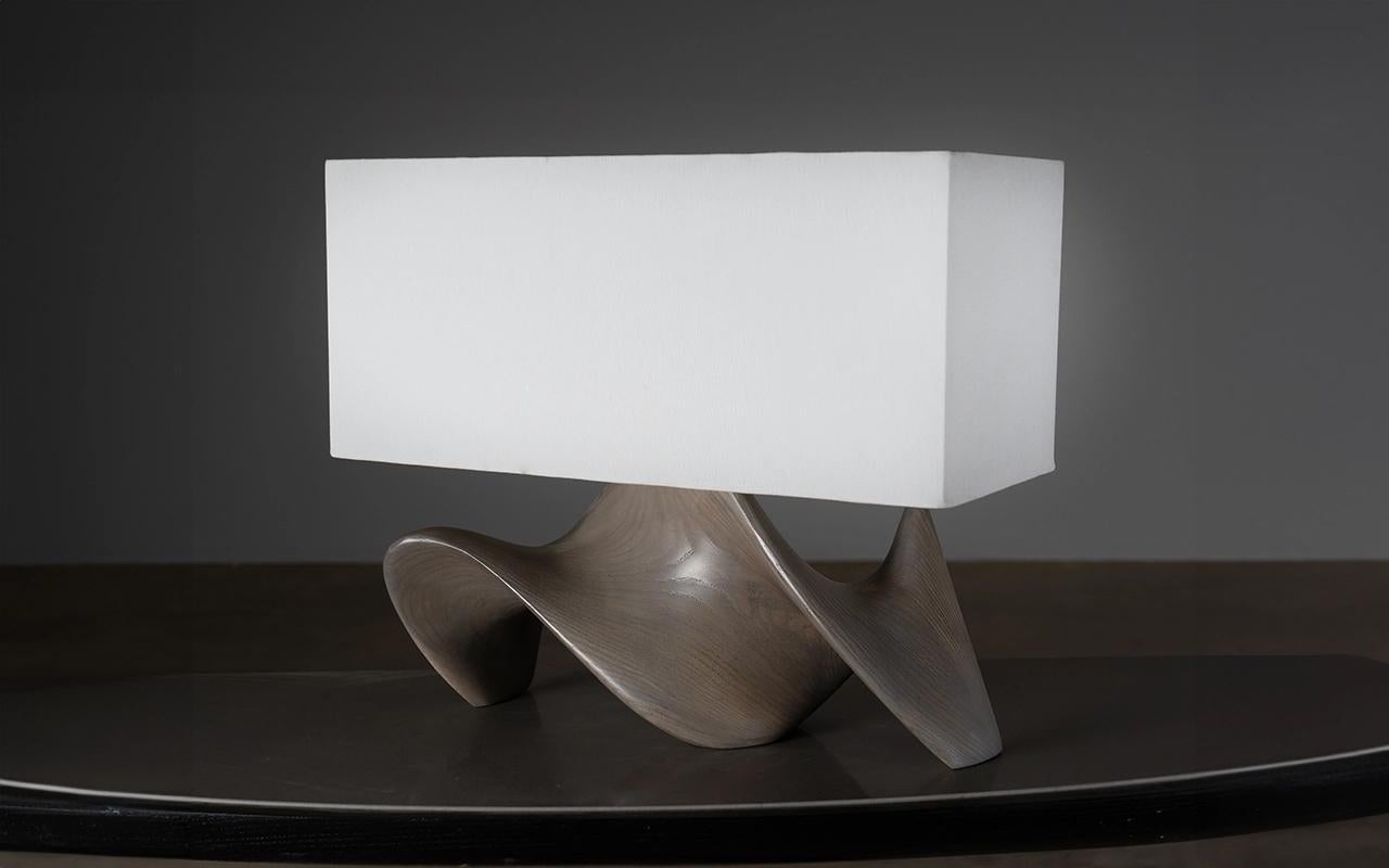Bonsai Tischlampe in Honey gebeizt auf Eschenholz mit elfenbeinfarbenem Seidenschirm von Amorph (Geschnitzt) im Angebot