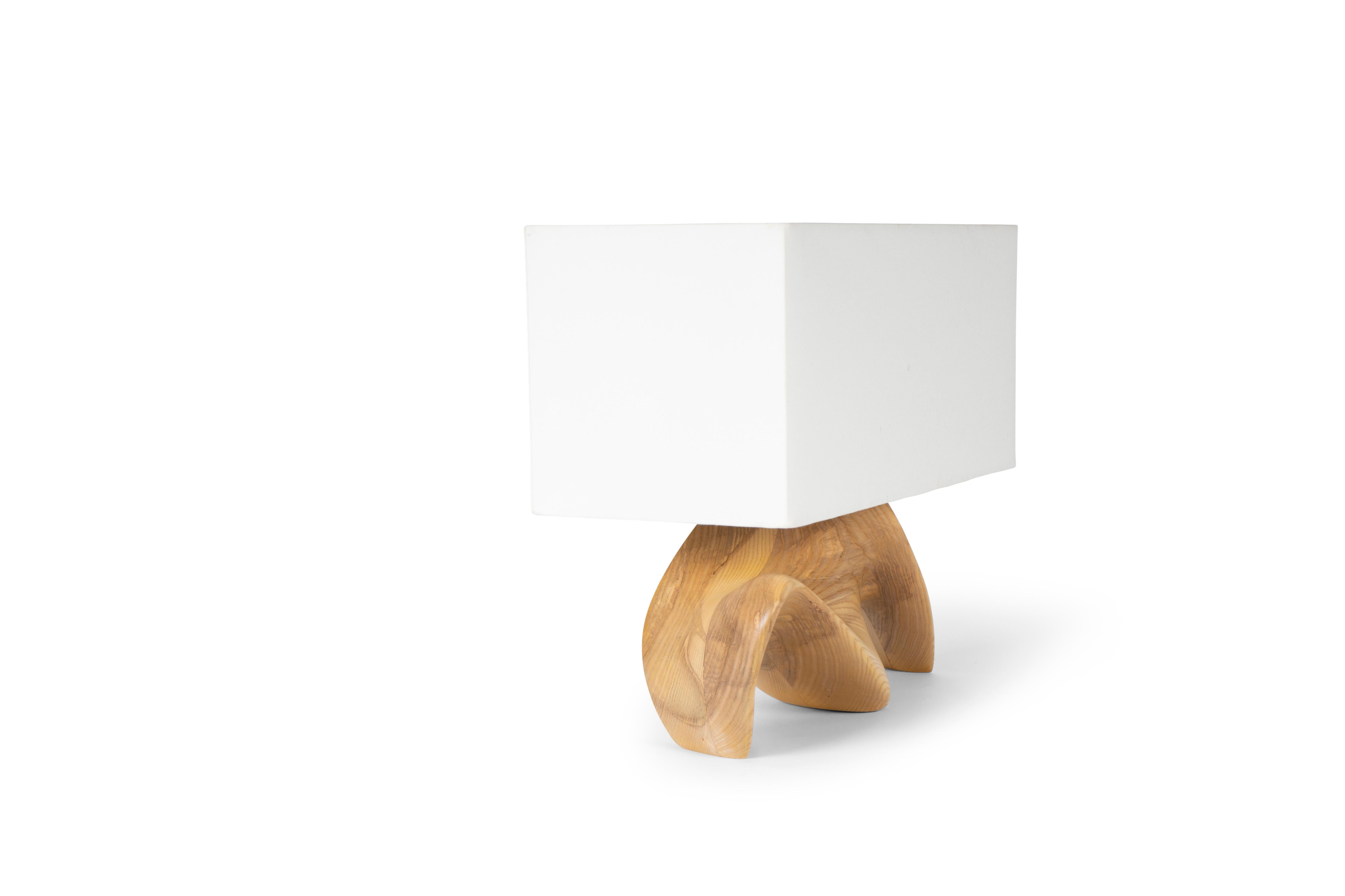 Bonsai Tischlampe in Honey gebeizt auf Eschenholz mit elfenbeinfarbenem Seidenschirm von Amorph (Holz) im Angebot