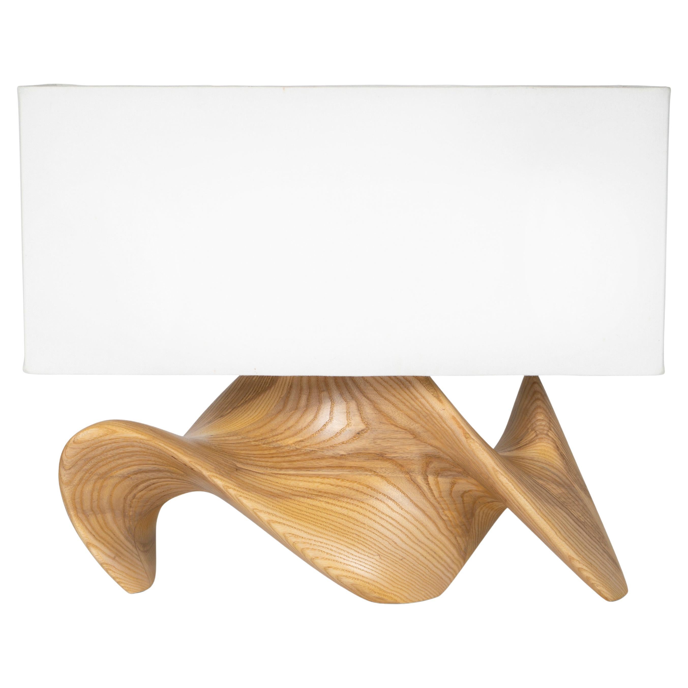 Lampe de table Bonsai en teinte Honey sur bois de frêne avec abat-jour en soie ivoire par Amorph
