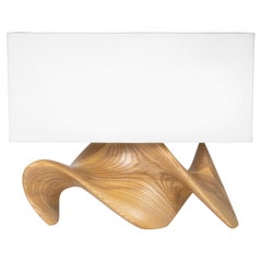 Lampe de table Bonsai en teinte Honey sur bois de frêne avec abat-jour en soie ivoire par Amorph