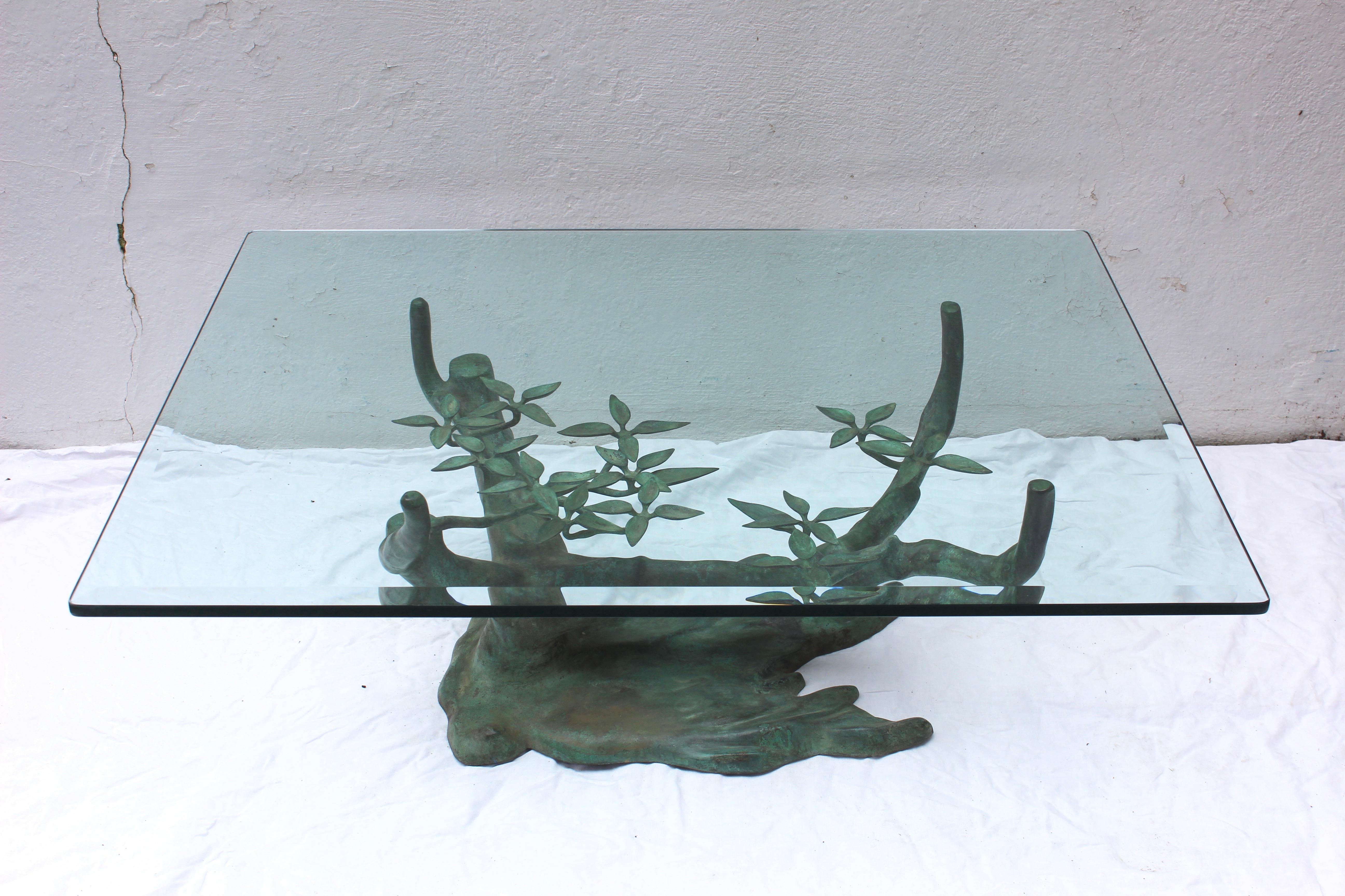Table basse en laiton en forme de bonsaï avec plateau en verre biseauté, Daros

La base mesure : 16,25 