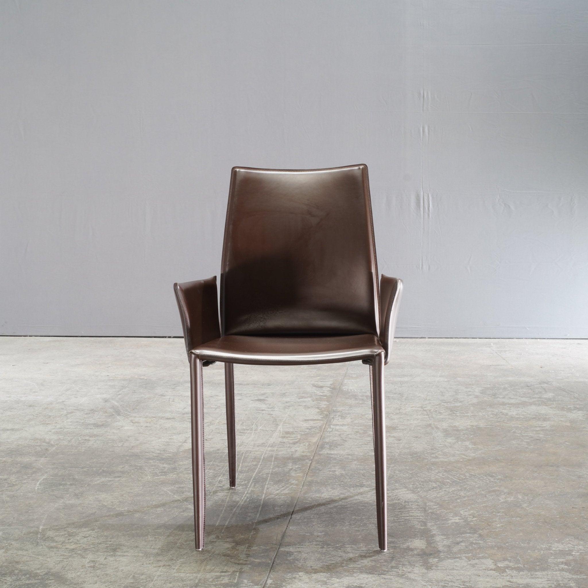 La Silla de piel Bontempi Casa Linda, de Daniele Molteni, es la encarnación de la elegancia italiana contemporánea. Fabricada con precisión, esta silla presenta una elegante estructura de acero perfectamente tapizada en lujosa piel, que ofrece
