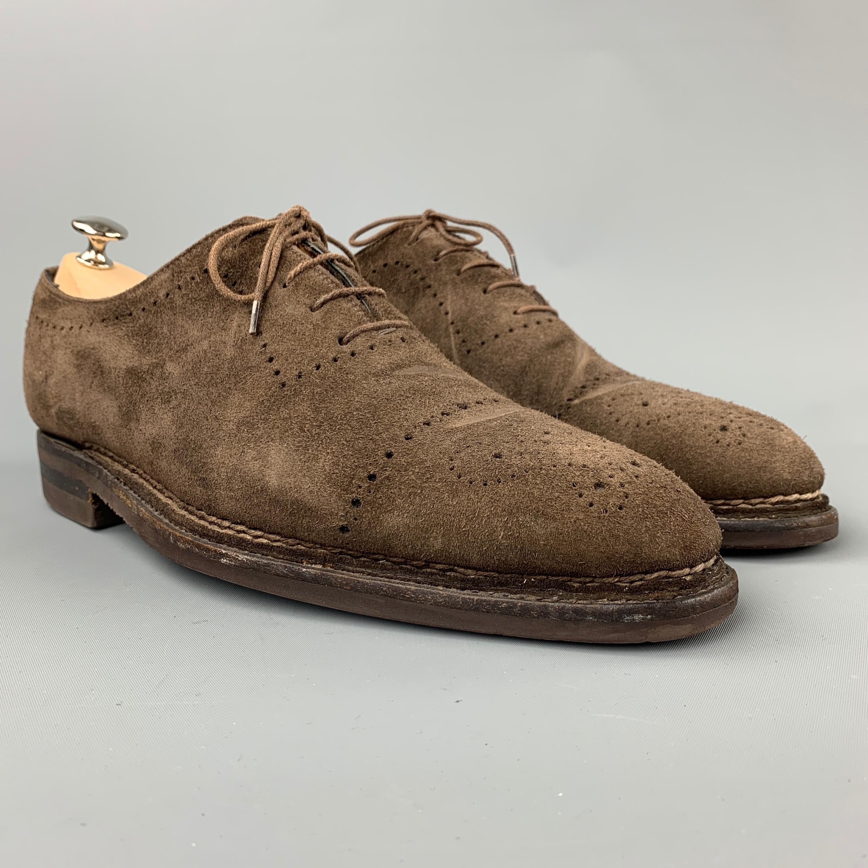 Los zapatos BONTONI se presentan en ante marrón perforado con puntera redondeada, suela de goma y cierre de cordones. Hecho a mano en Italia.

Buen estado usado.
Marcado: 10,5

Suela: 12 pulg. x 4 pulg. 
