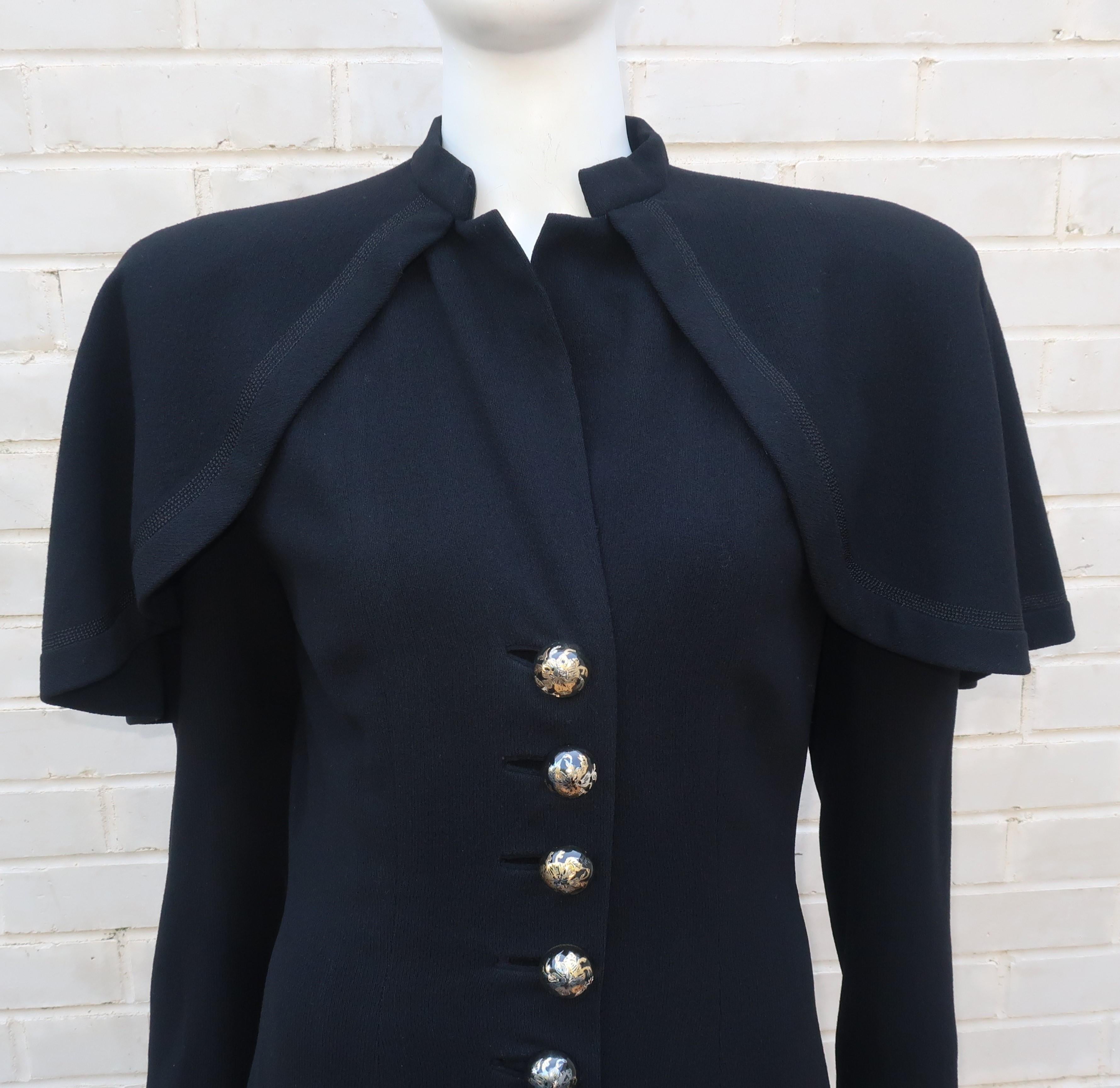 Bonwit Teller Schwarzer Capelet-Mantel mit Lucite-Knöpfen:: 1940er Jahre im Zustand „Gut“ in Atlanta, GA
