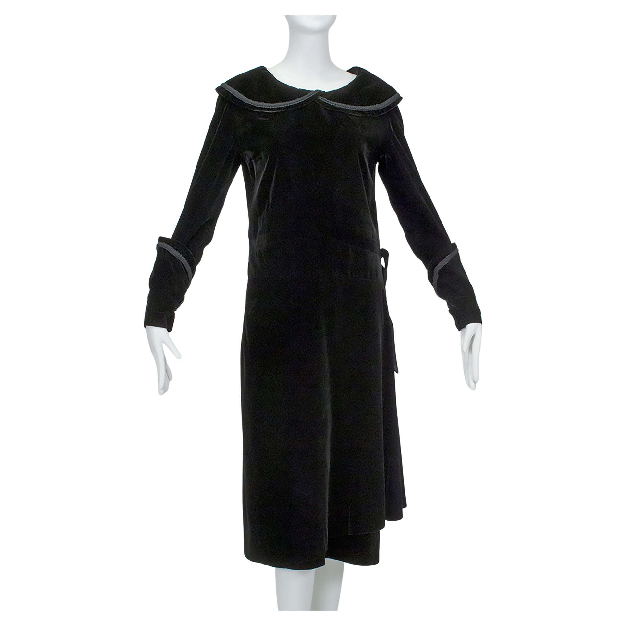 Vestido de Día Art Decó de Damas Bonwit Teller Modesty de Terciopelo Negro - S, Años 30 en venta