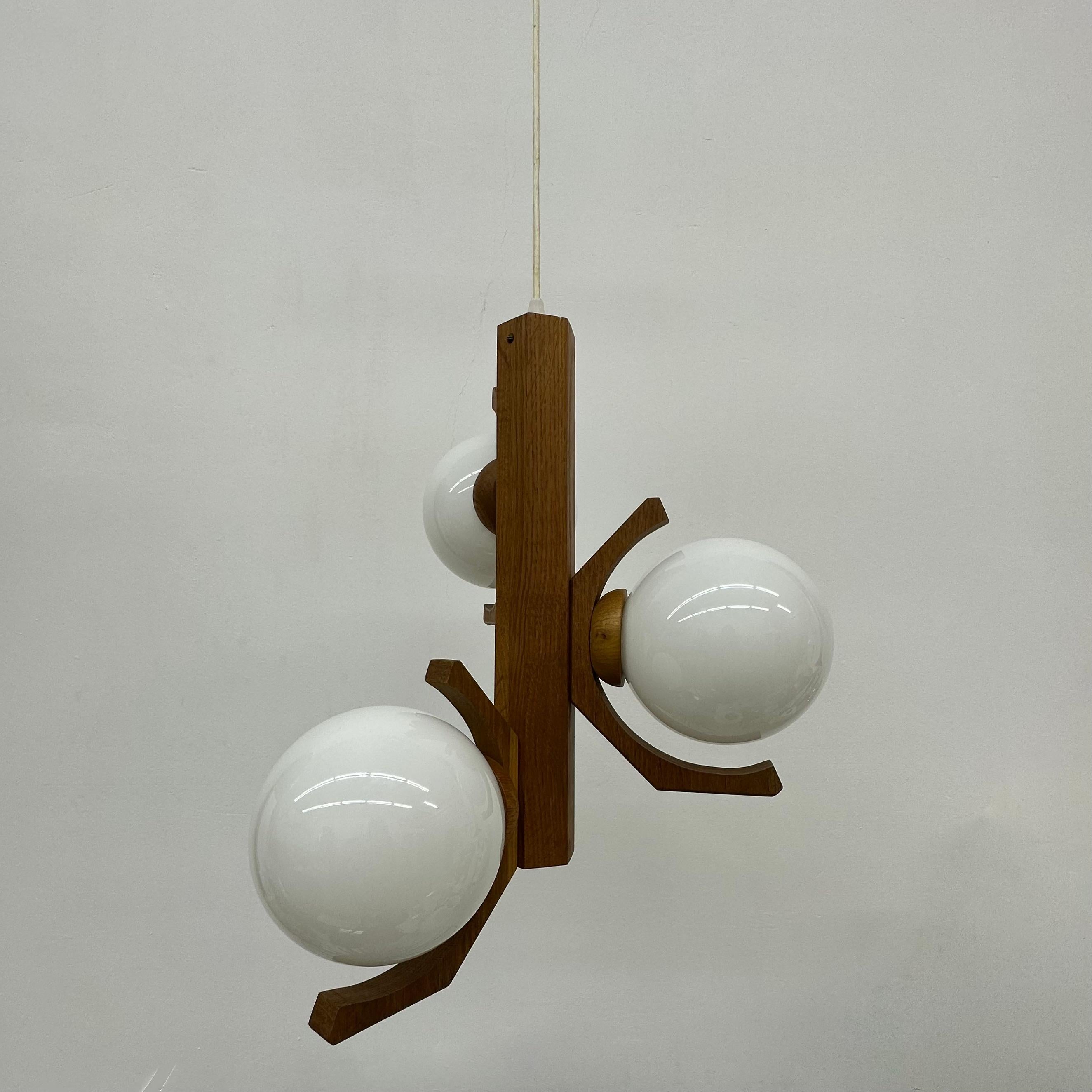 Bony design hanging lamp Dutch design , 1980’s

Dimensions: 90 cm H , 40 cm Diameter
Manufacturer: Bony design
Material: Wood, Glas
Color: White, brown