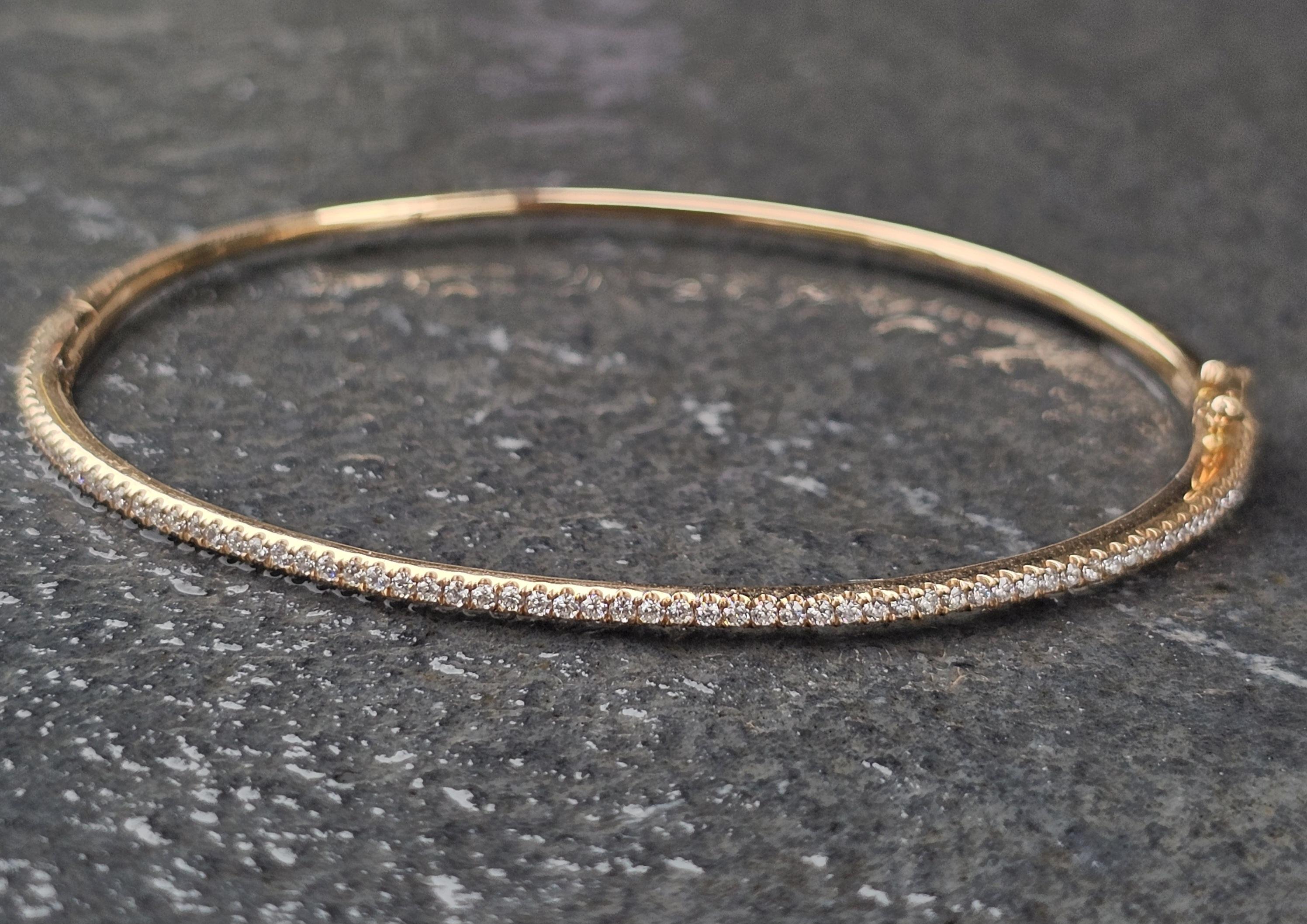Esta pulsera brazalete apilable Bony Levy Skinny es un impresionante ejemplo de elegancia y precisión modernas. Fabricado en oro rosa de 18 quilates, presenta un diseño elegante y minimalista. La pulsera está adornada con una línea continua de
