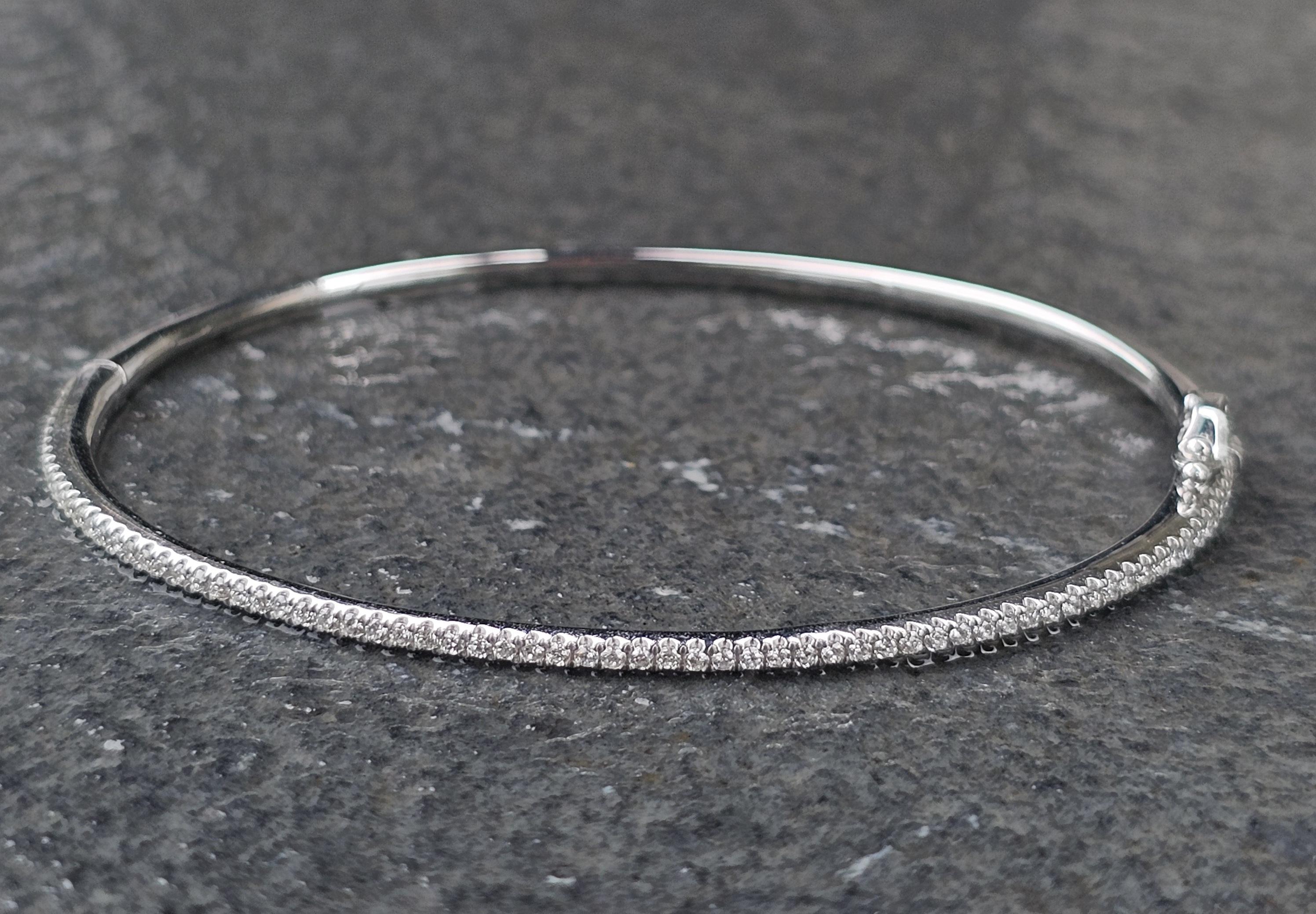 Questo elegante braccialetto bangle di Bony Levy è un'aggiunta raffinata a qualsiasi collezione di gioielli. Realizzato in lussuoso oro bianco 18 carati, presenta un design elegante e minimalista. Il bracciale è ornato da una linea continua di