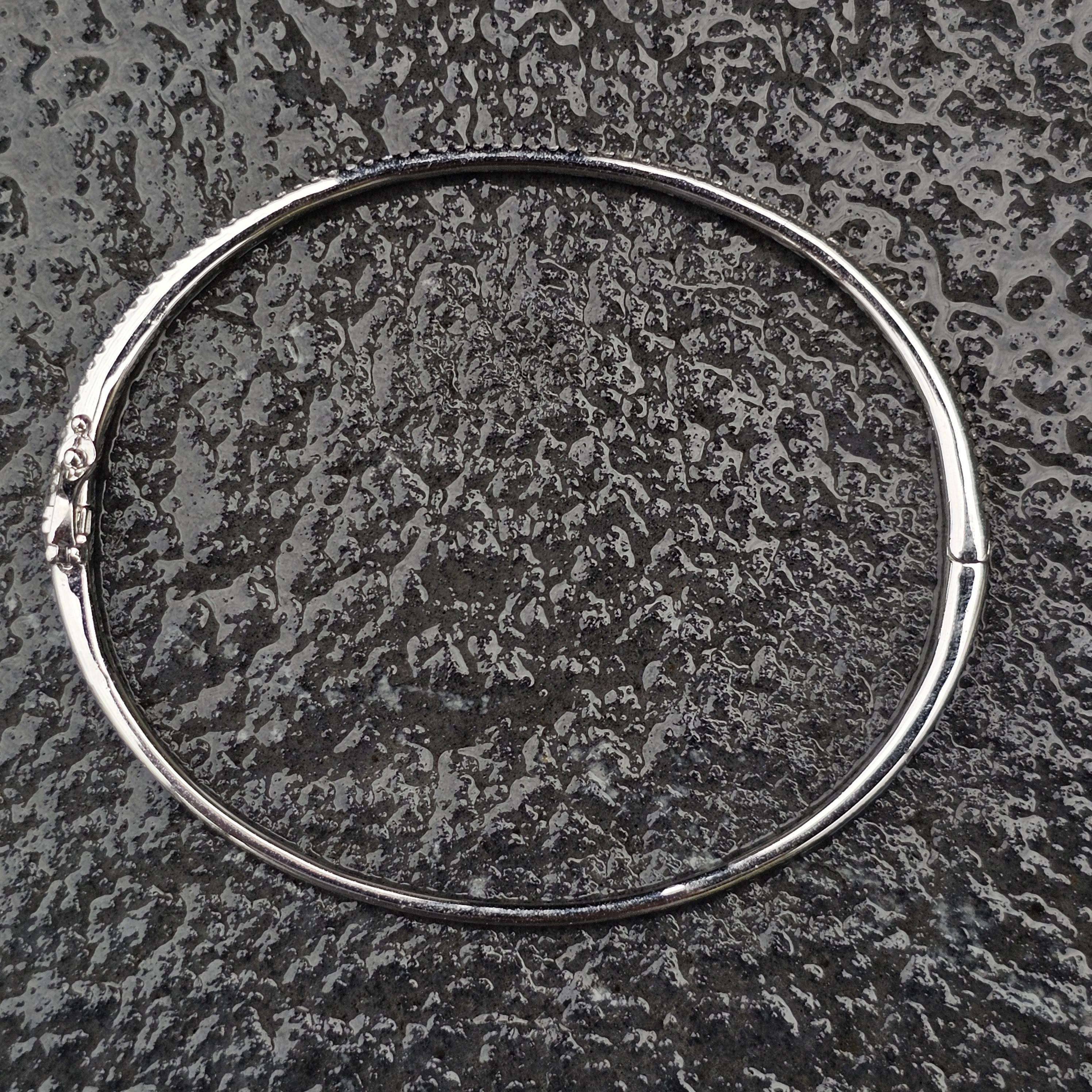 Taglio rotondo Bracciale Bony Levy Skinny Pave Diamond impilabile in oro bianco 18k 7,9g in vendita