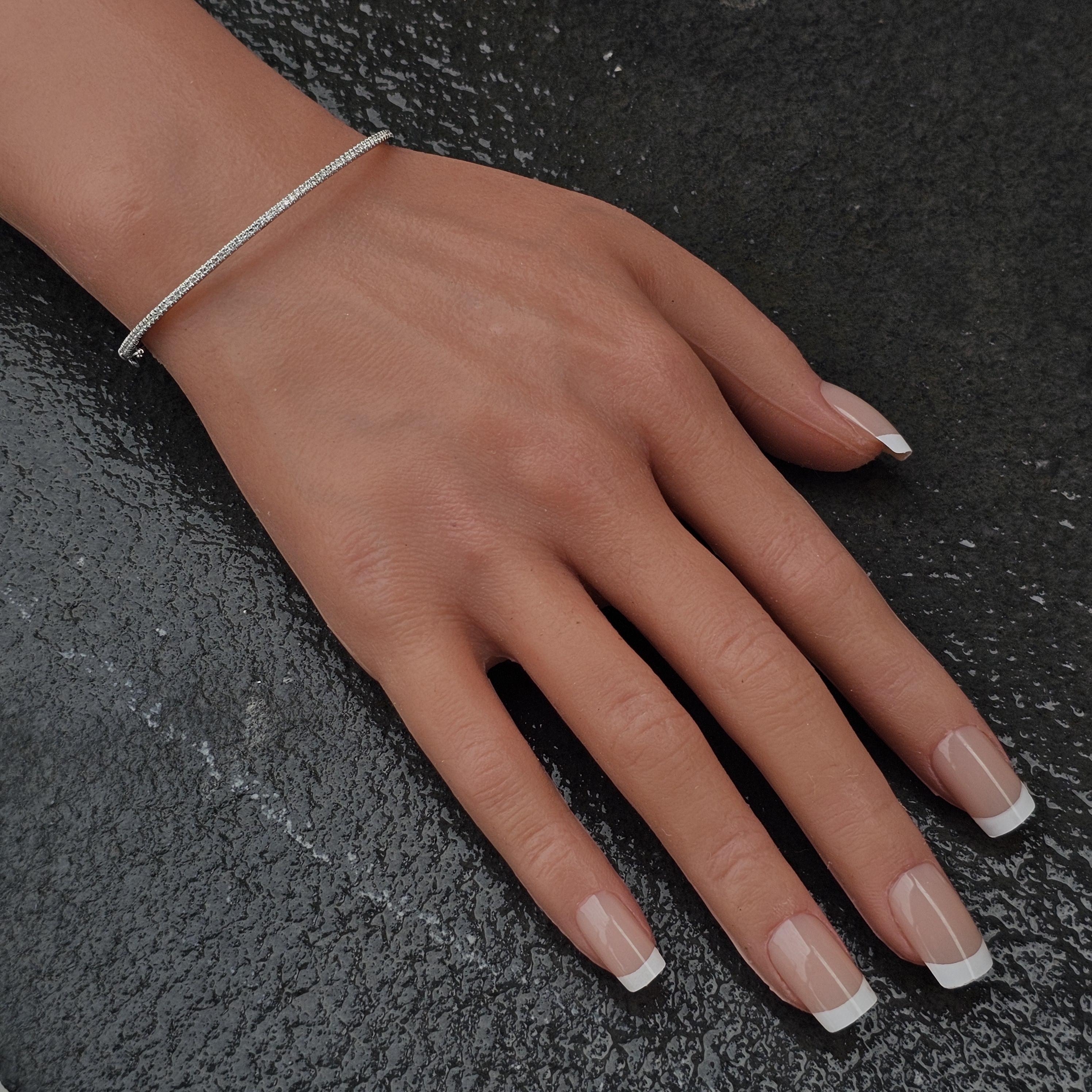 Bracciale Bony Levy Skinny Pave Diamond impilabile in oro bianco 18k 7,9g In condizioni buone in vendita a Northbrook, IL