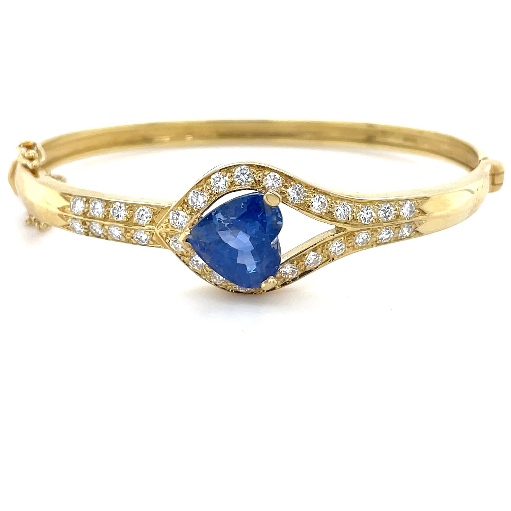 Ce superbe bracelet fabriqué par la marque londonienne classique Boodles and Dunthorne est orné d'un saphir bleu brillant en forme de cœur pesant environ 5,35 carats par calcul, et de diamants ronds pesant environ 1,00 carat au total, articulé avec