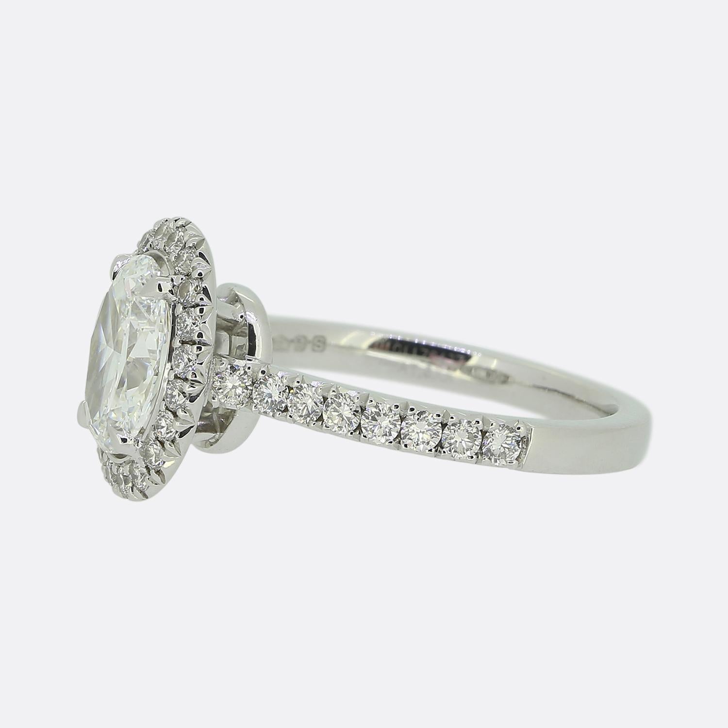 Hier haben wir einen exquisiten Verlobungsring, der von dem geschätzten britischen Schmuckdesigner Boodles entworfen wurde. In der Mitte der Vorderseite befindet sich ein beeindruckender Diamant im Ovalschliff von 1,07 Karat, der eine makellose