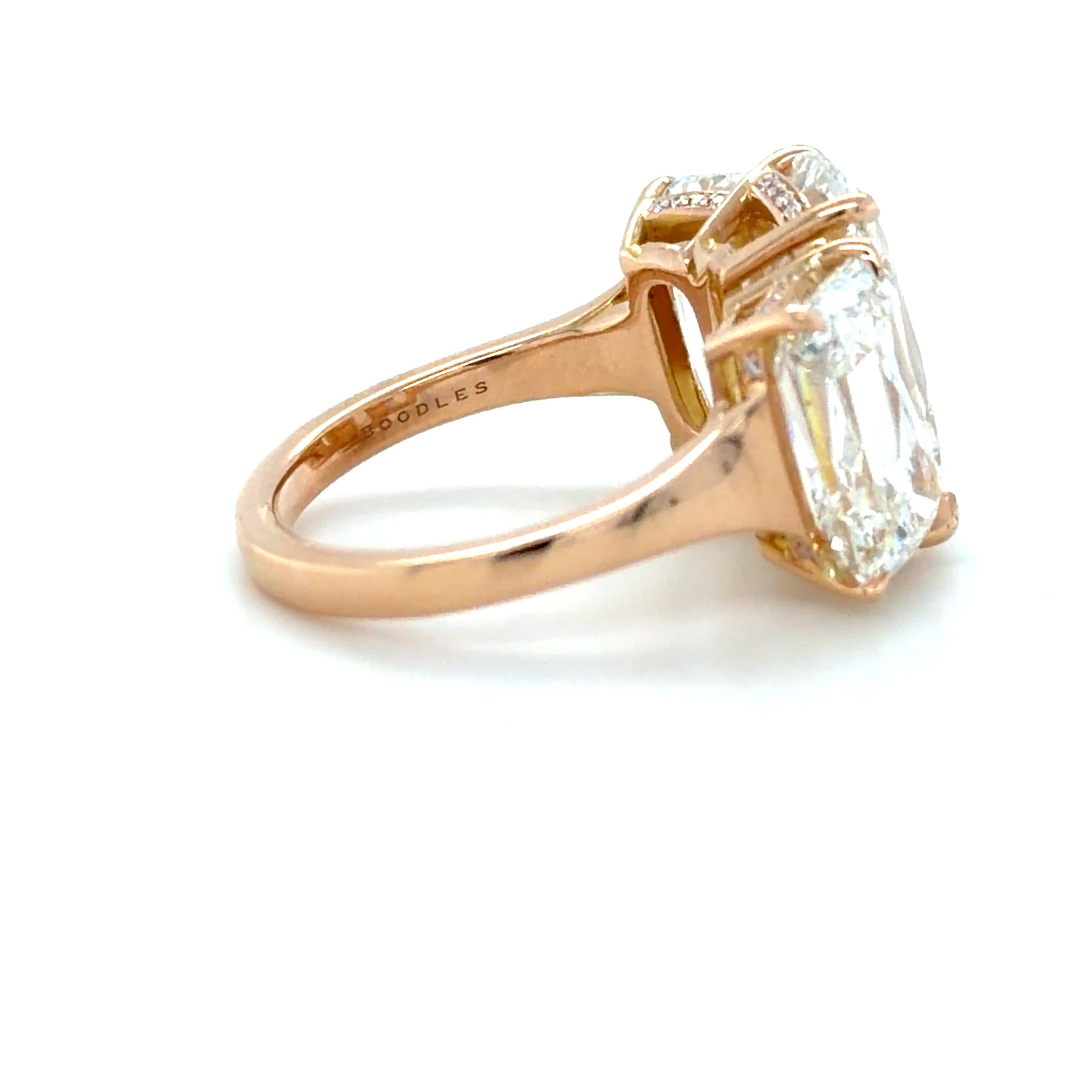 Taglio cuscino antico Boodles, anello di fidanzamento con diamante a tre pietre Ashoka da 11,30 carati in vendita