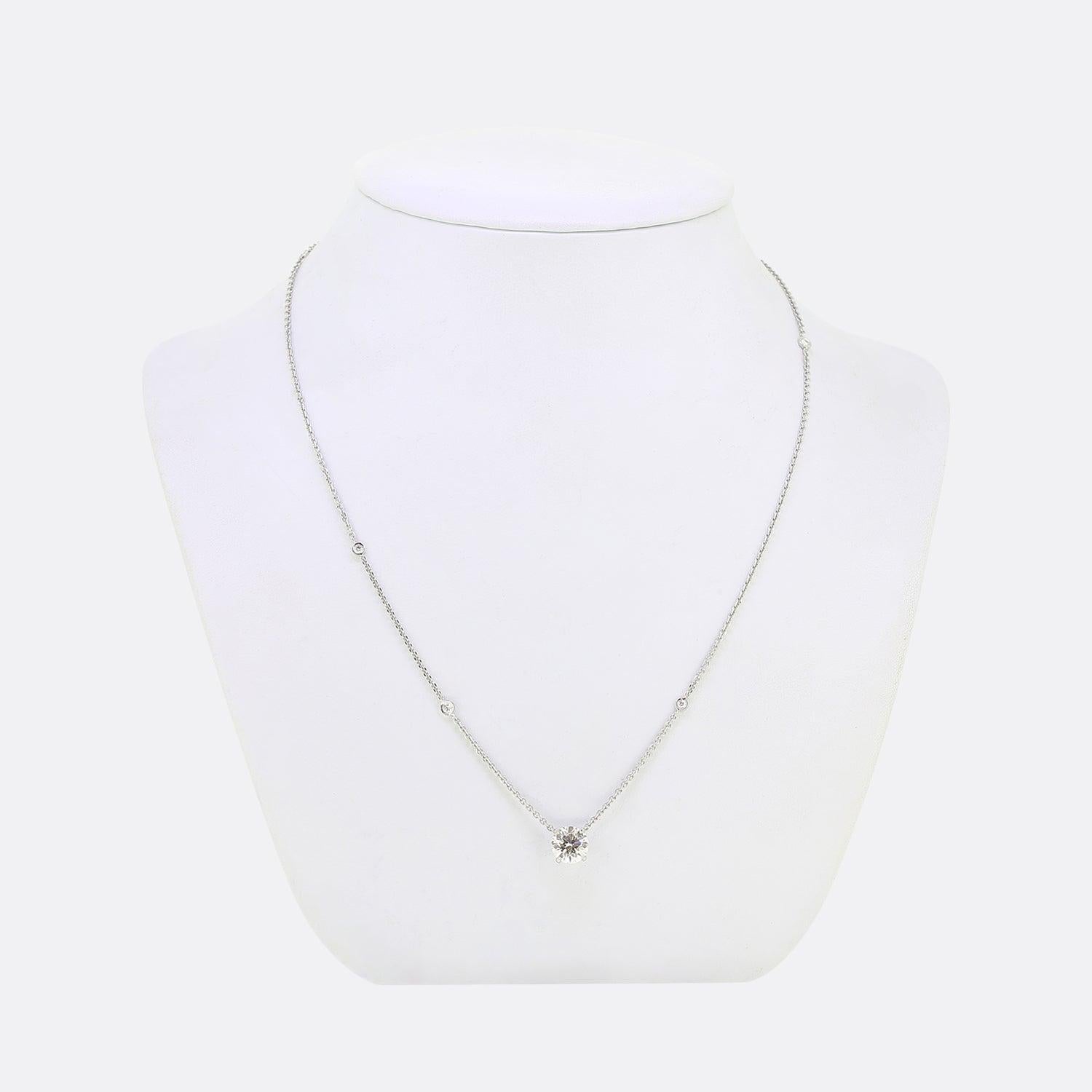 Aquí tenemos un impresionante collar de diamantes del mundialmente conocido diseñador de joyas Boodles. Una elegante cadena Belcher de oro blanco de 18 ct, engastada esporádicamente con 5 diamantes engastados por frotamiento, alberga un