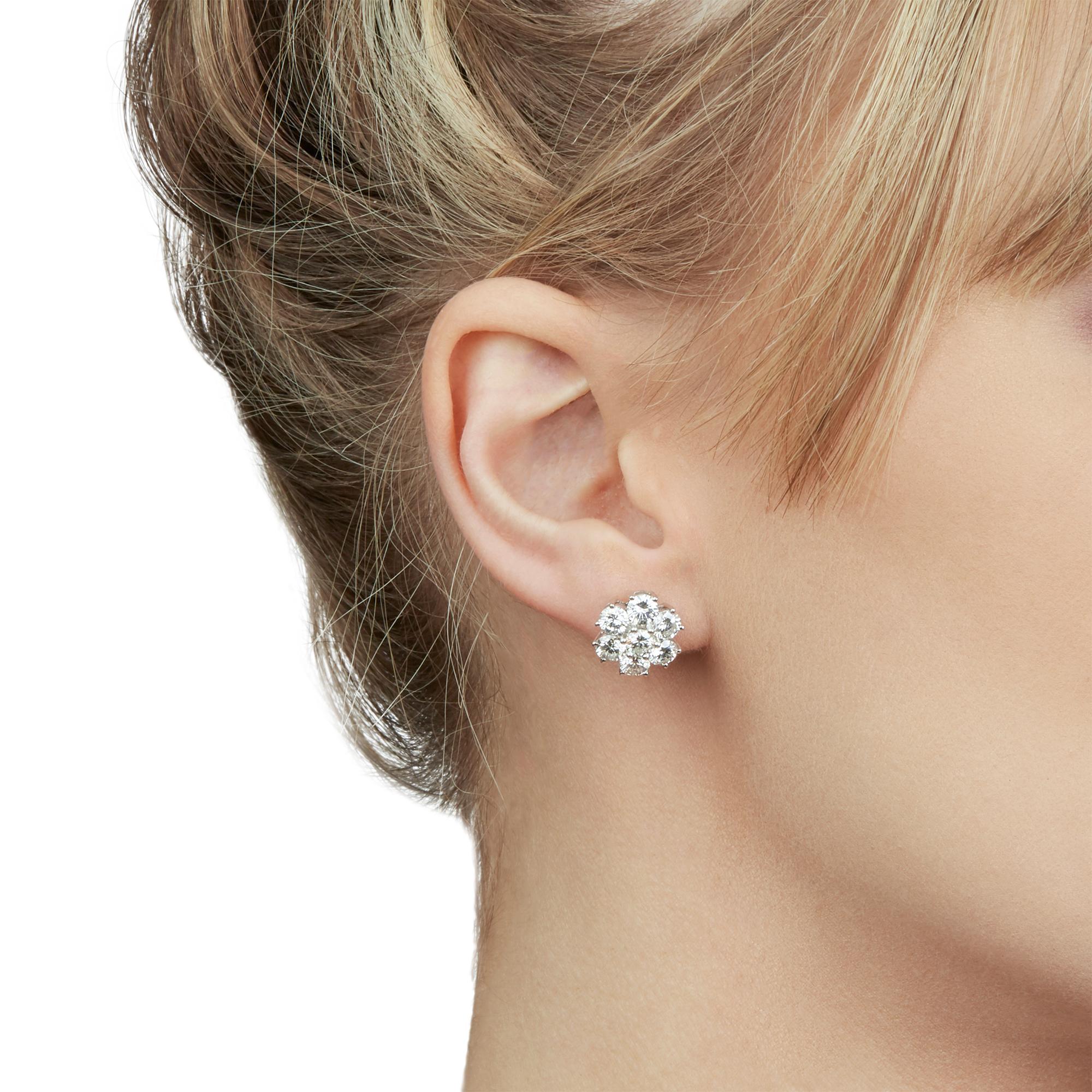 Diese Ohrringe von Boodles bestehen aus 14 runden Diamanten im Brillantschliff mit einer Gesamtfarbe von 4,20ct, Farbe G, Reinheit SI, aus 18k Weißgold. Diese Ohrringe sind für gepiercte Ohren geeignet und haben einen Reibungsverschluss. Komplett