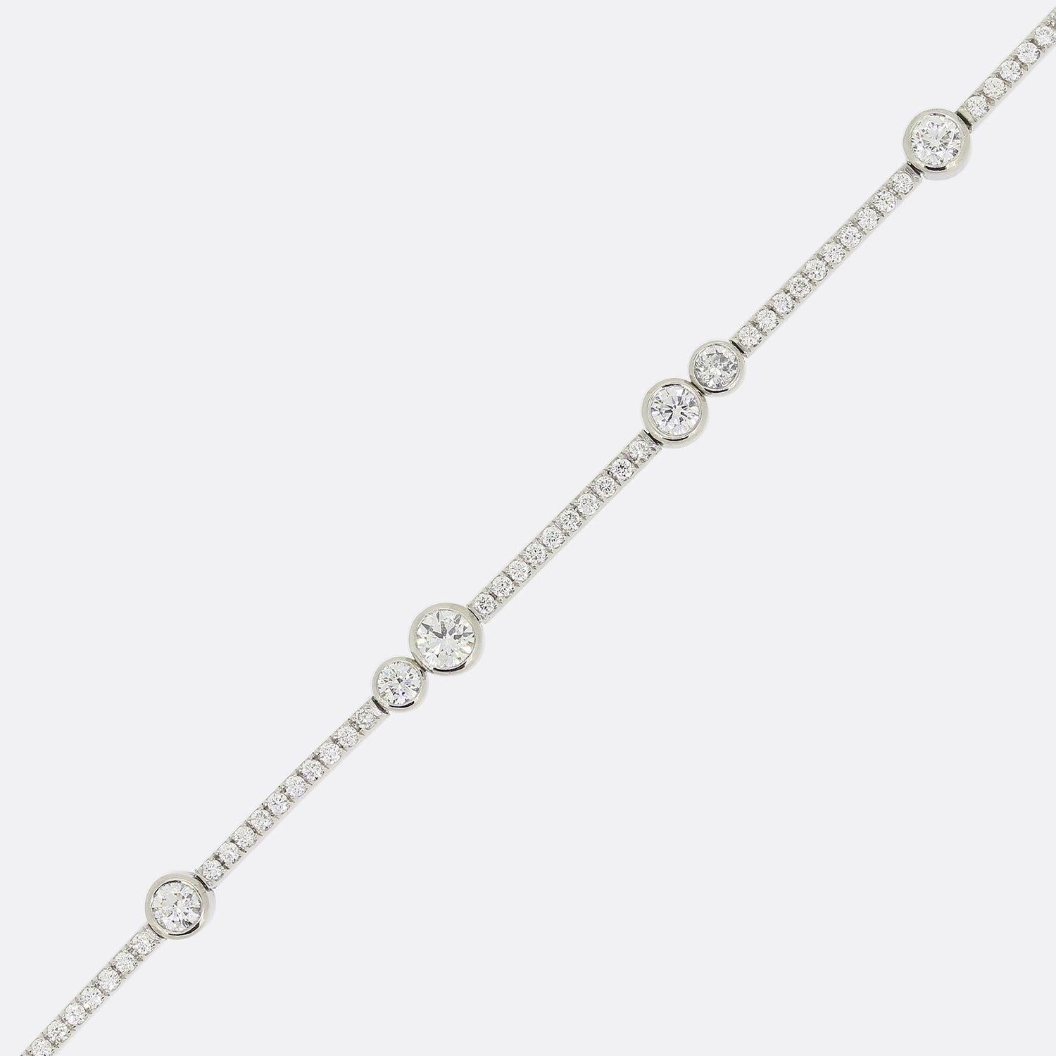 Dies ist ein wunderschönes Platin- und Diamantarmband des Luxusschmuckdesigners Boodles. Das Armband ist Teil der kultigen Waterfall Collection und beherbergt 2,0 Karat funkelnde Diamanten im Brillantschliff. 

