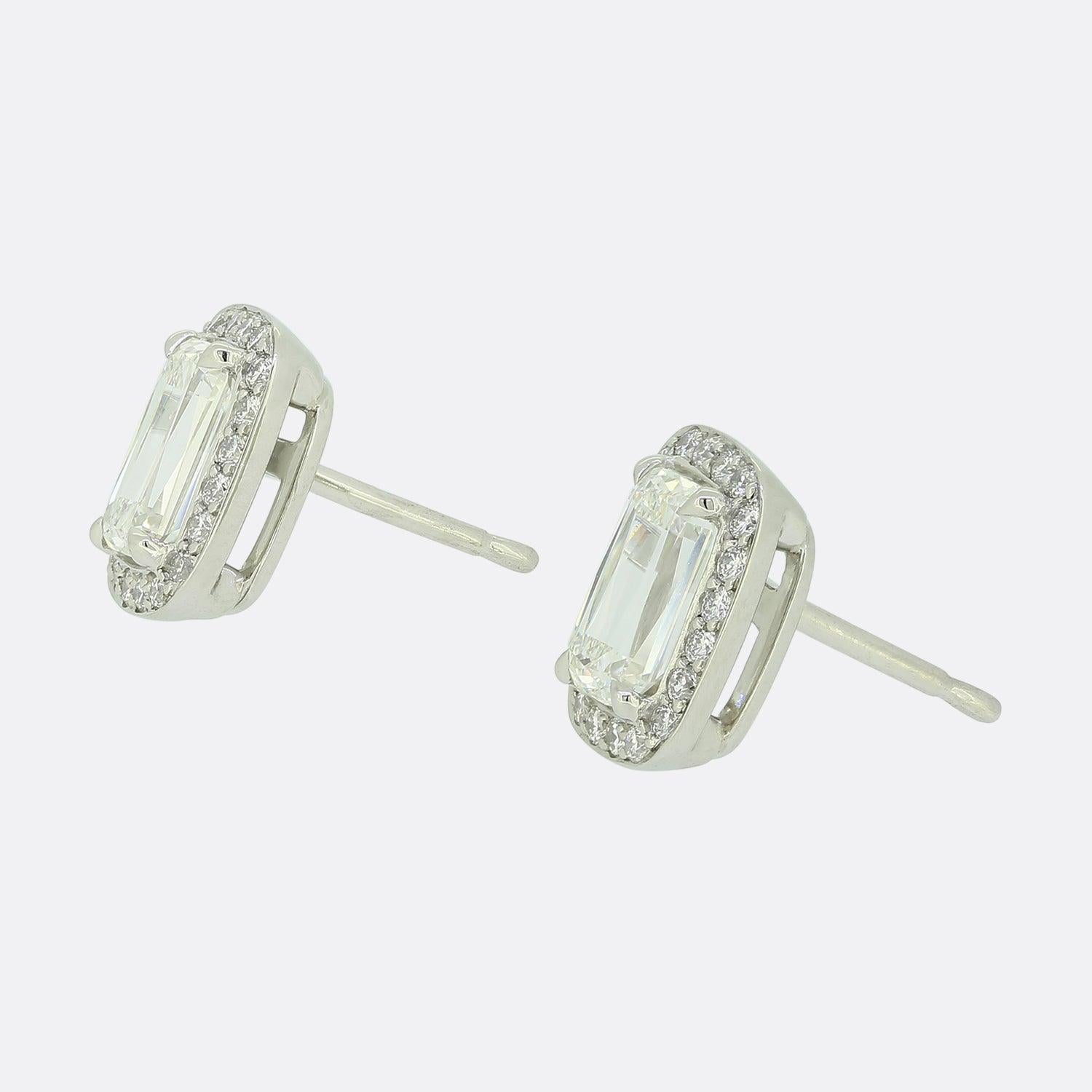 Aquí tenemos un maravilloso par de pendientes de diamantes del diseñador de joyas de lujo Boodles. Cada pendiente lleva un raro diamante de talla Ashoka de 1,0 quilate, rodeado por un borde de 20 diamantes redondos de talla brillante. La talla