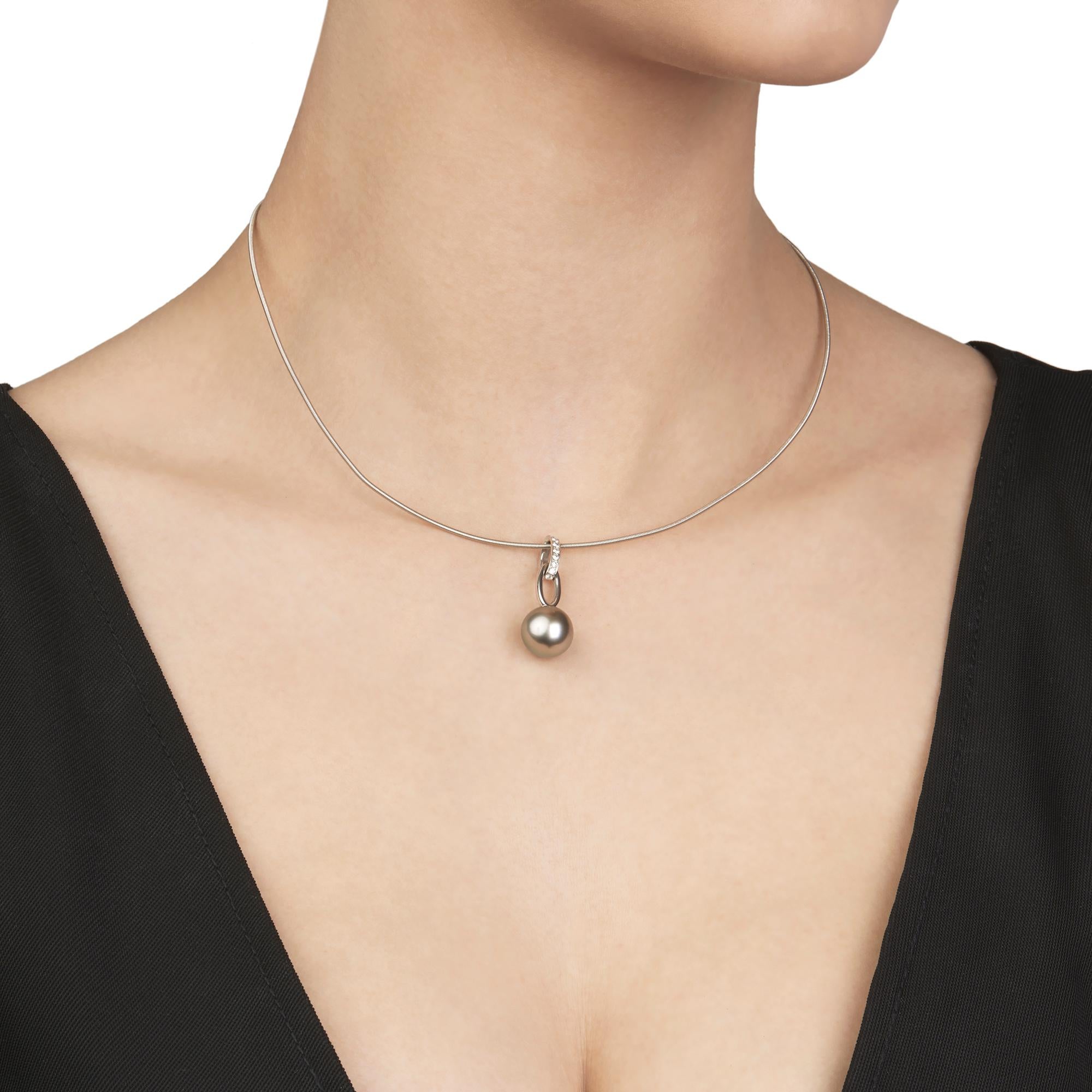 This Necklace by Boodles features a dark grey Cultured Pearl with round brilliant cut Diamonds, made in 18k White Gold. Complete with Boodles & Dunthorne Box. 
