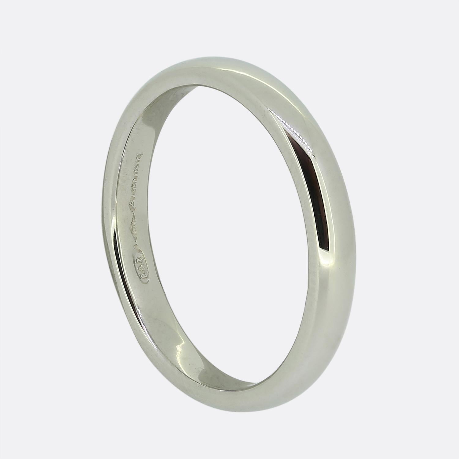 Here we have a classically styled wedding band ring from Boodles & Dunthorne. This 2.5mm piece has been crafted from platinum and showcases a plain polished finish making it perfect for both men and women. 

Condition: Used (Excellent) -