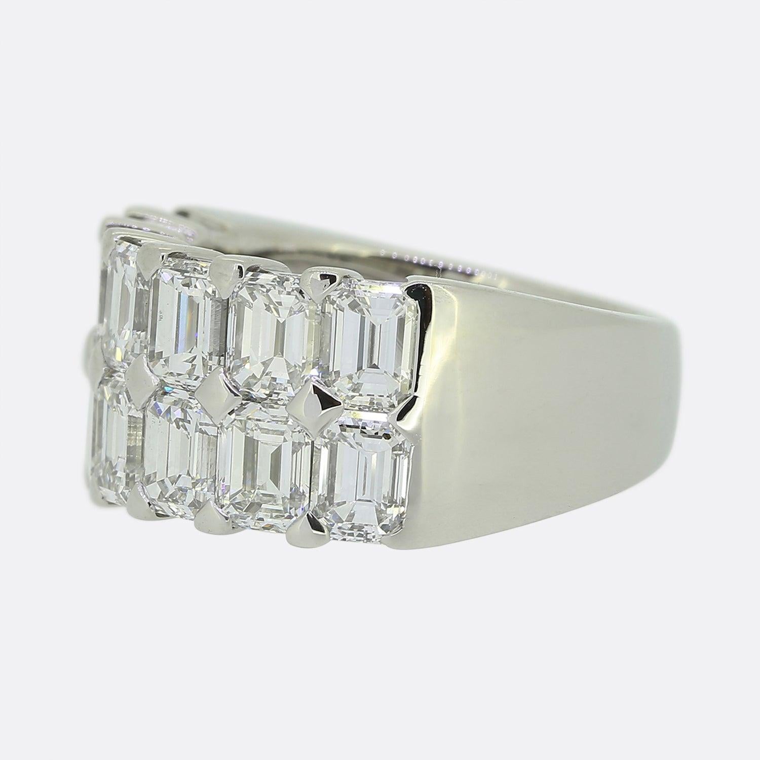 Nous vous présentons ici une bague vraiment magnifique du créateur de bijoux de luxe Boodles. La bague présente un impressionnant ensemble de 5,19 carats de diamants de taille émeraude parfaitement assortis. Les diamants sont répartis sur deux rangs
