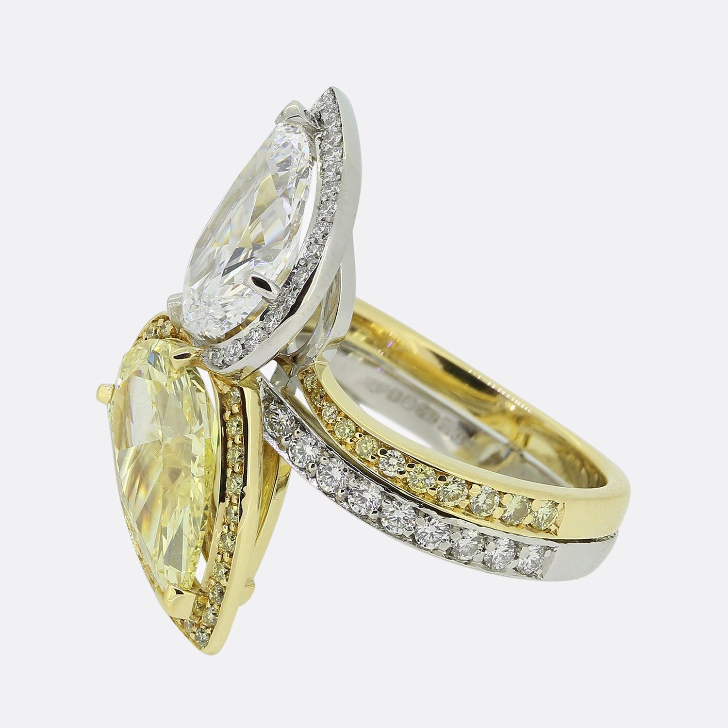 Il s'agit d'une magnifique bague du créateur de bijoux de luxe Boodles. La bague est fabriquée en or blanc et jaune 18 carats et comporte un diamant jaune intense de 2,43 carats et un superbe diamant de couleur D de 2,34 carats. La bague fait partie