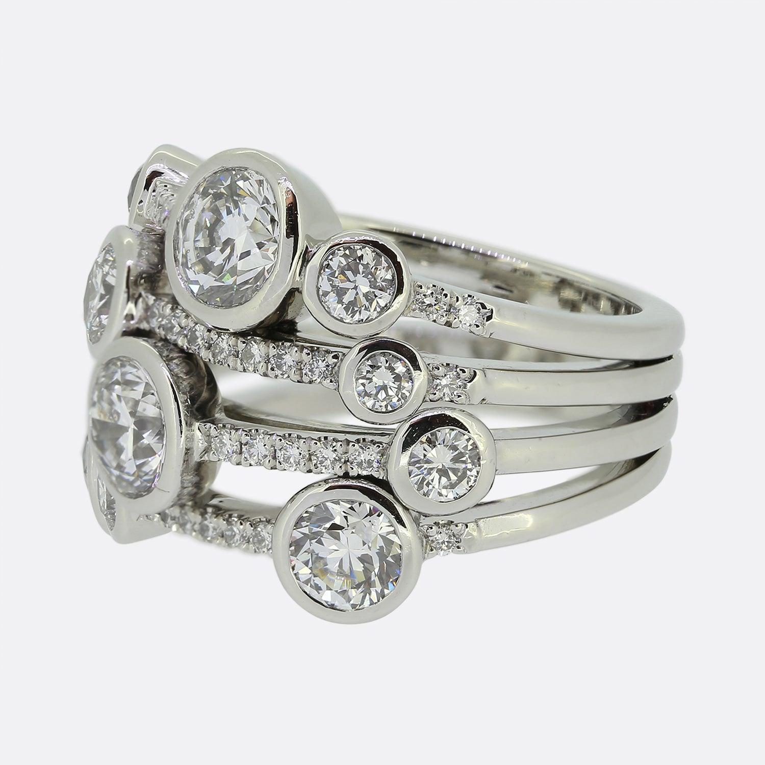 Hier haben wir einen wunderschön gearbeiteten Diamantring von dem weltbekannten Luxusschmuckdesigner Boodles. Dieser Ring ist Teil der Waterfall Collection und ist das große Modell. Die runden Diamanten im Brillantschliff sind in vier Reihen