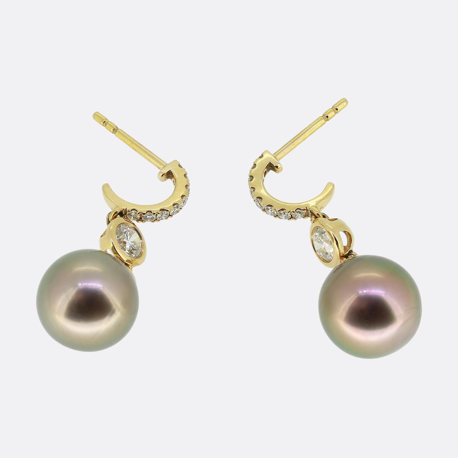 Hier haben wir ein entzückendes Paar Tropfenohrringe von der Luxusschmuckdesignerin Boodles. Jedes Stück aus 18-karätigem Roségold verfügt über einen mit Pavé-Diamanten besetzten Reif an der Spitze, an dem ein strahlend weißer, mit einem runden