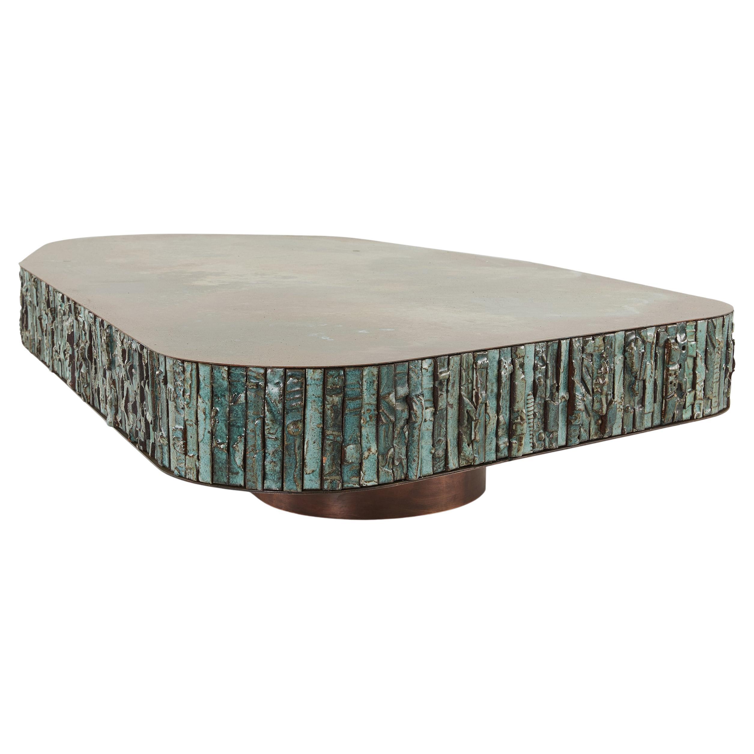 Boogie Nights, handgefertigter Couchtisch aus Keramik, antikem Kupfer und Verdigris-Kupfer