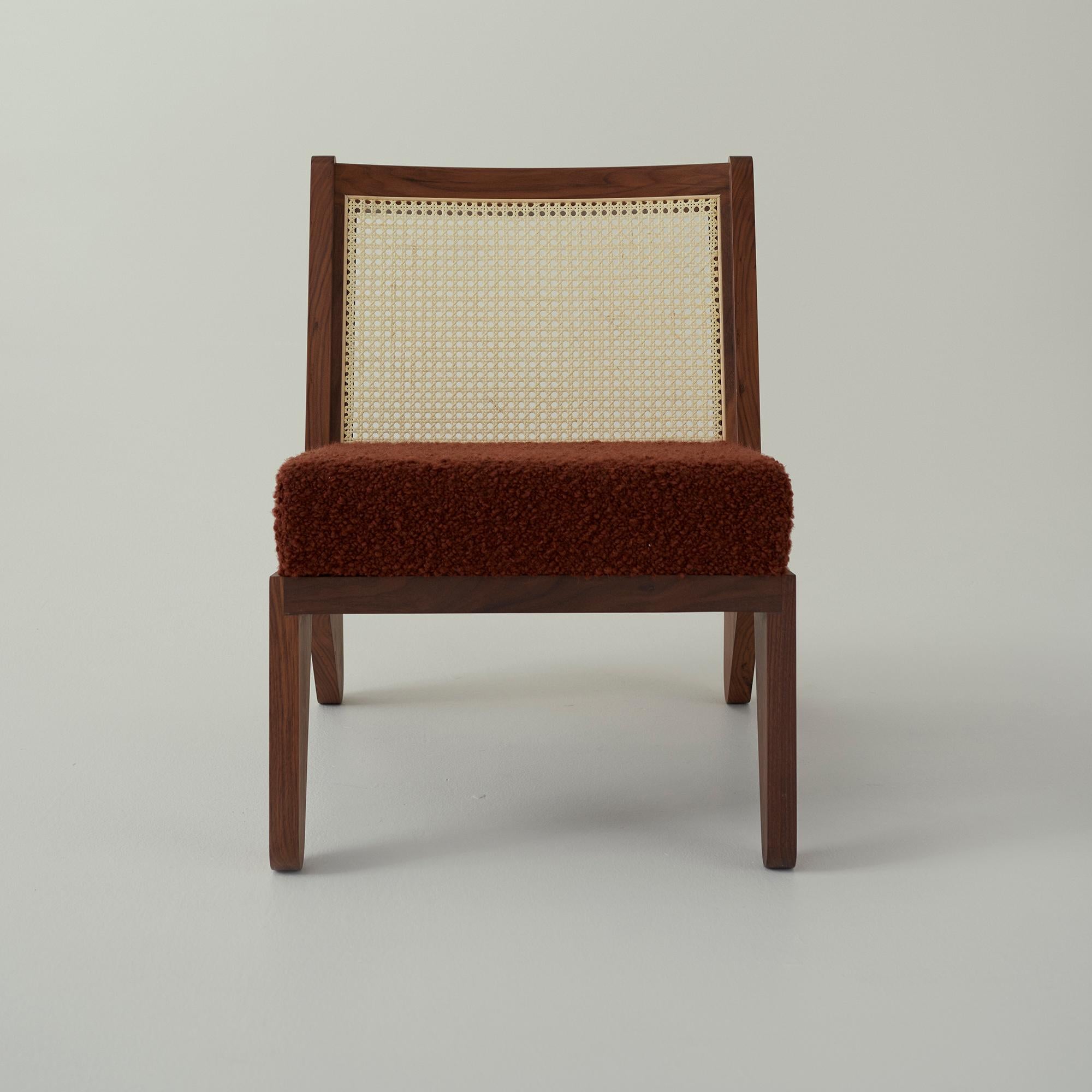 Der Stuhl booham von Daniel Boddam Studio vereint zeitgenössische und
Modernistische Einflüsse überlagern sich mit Boddams typisch australischer Sensibilität.
Der Booham Chair steht in der großen Tradition von Charlotte Perriand und Pierre