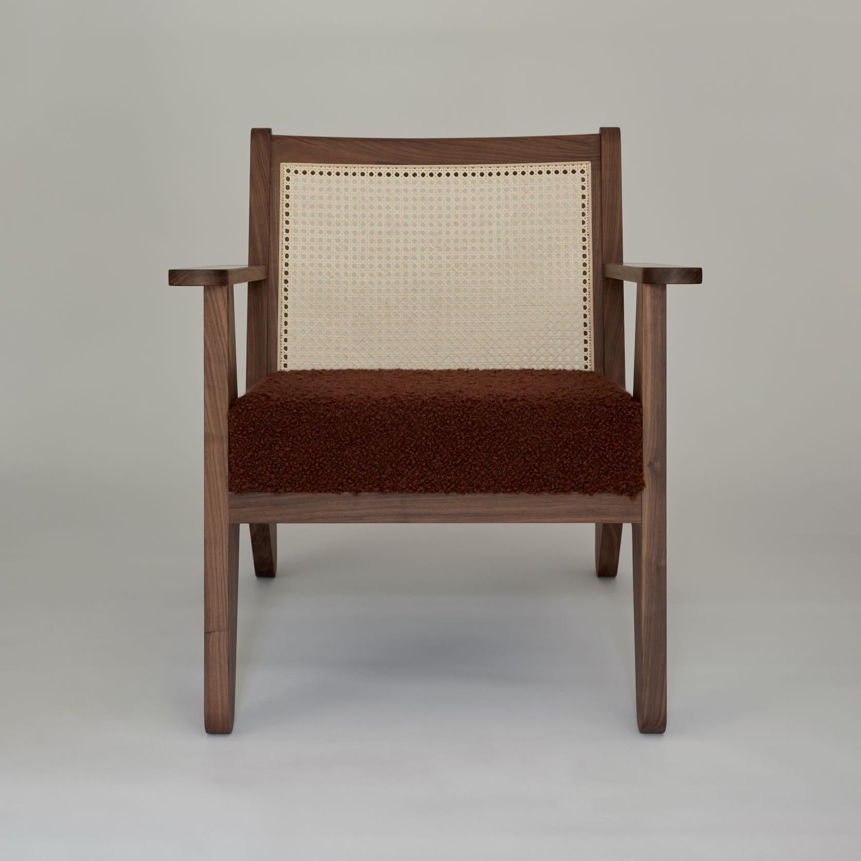 Der Booham-Stuhl mit Armlehnen von Daniel Boddam Studio vereint zeitgenössische und modernistische Einflüsse mit Boddams typisch australischer Sensibilität.

Der Booham Chair steht in der großen Tradition von Charlotte Perriand und Pierre Jeanneret
