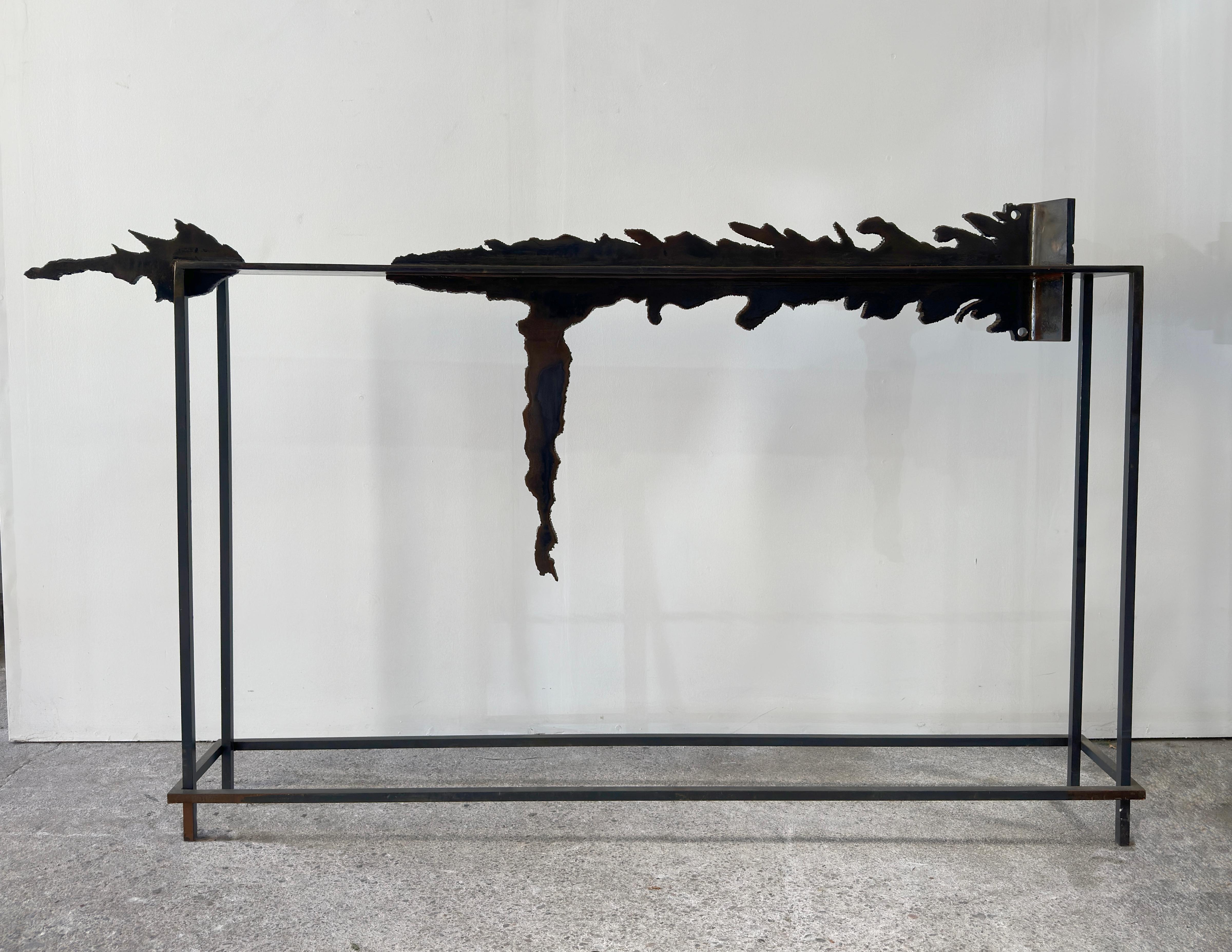 Fa parte della serie di arte funzionale di Charles Splady. È qui che fonde il design contemporaneo con il suo amore per le sculture astratte e la lavorazione del metallo. 'Book and Anti-Book' permette allo spettatore non solo di ammirare la bellezza