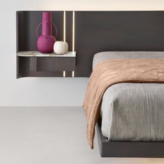 Bett „Book“ aus Walnussholz mit Akzenten aus Calacatta-Keramik und Glas