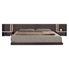 Bett „Book“ aus Walnussholz mit Akzenten aus Calacatta-Keramik und Glas