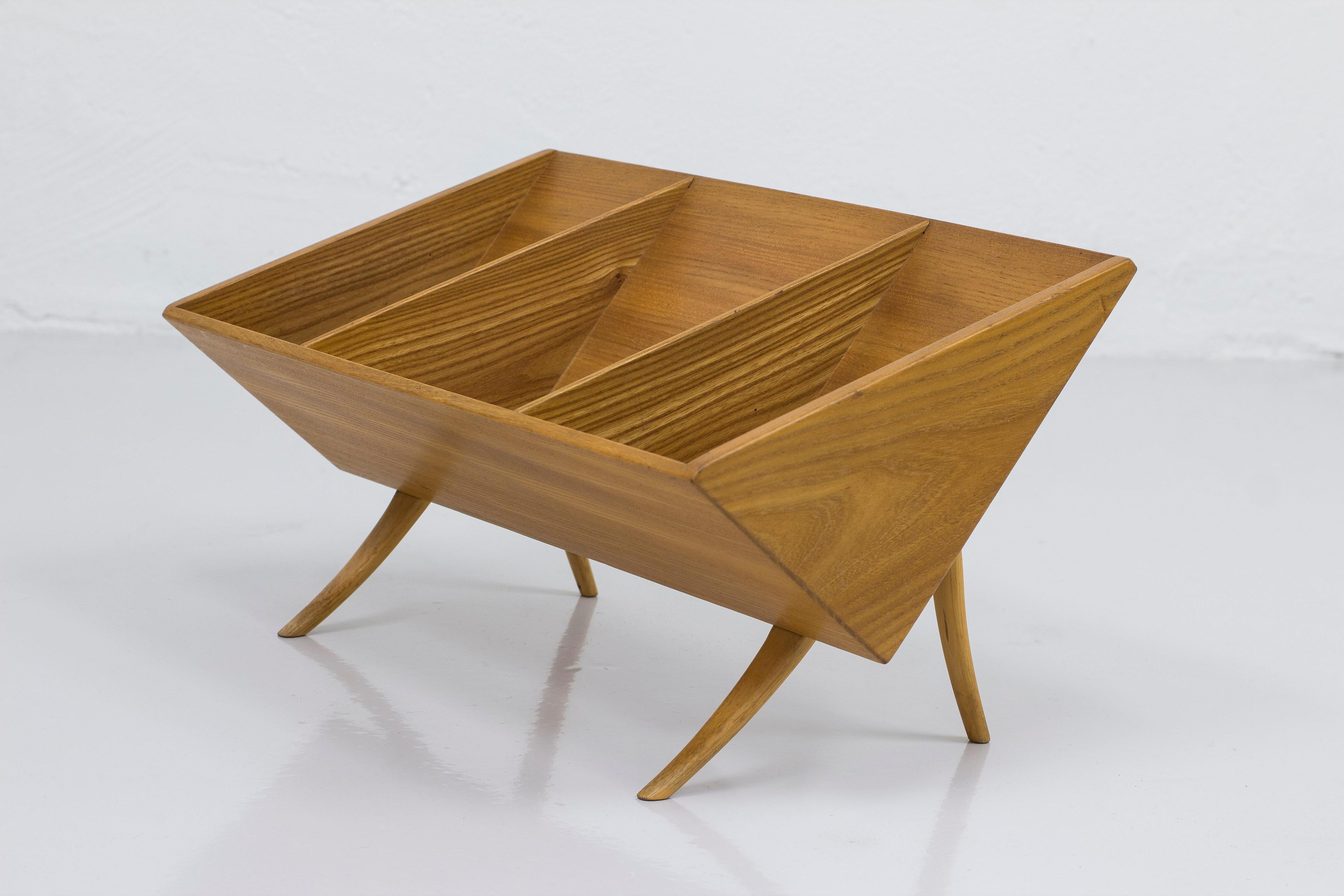 Book crib designed by bruno Mathsson in 1941. This example made by Firma Karl Mathsson in 1964. Made from solid elm and bent wood beech in the legs. Very good vintage condition with light signs of age related wear and patina.

Bruno Mathsson (13