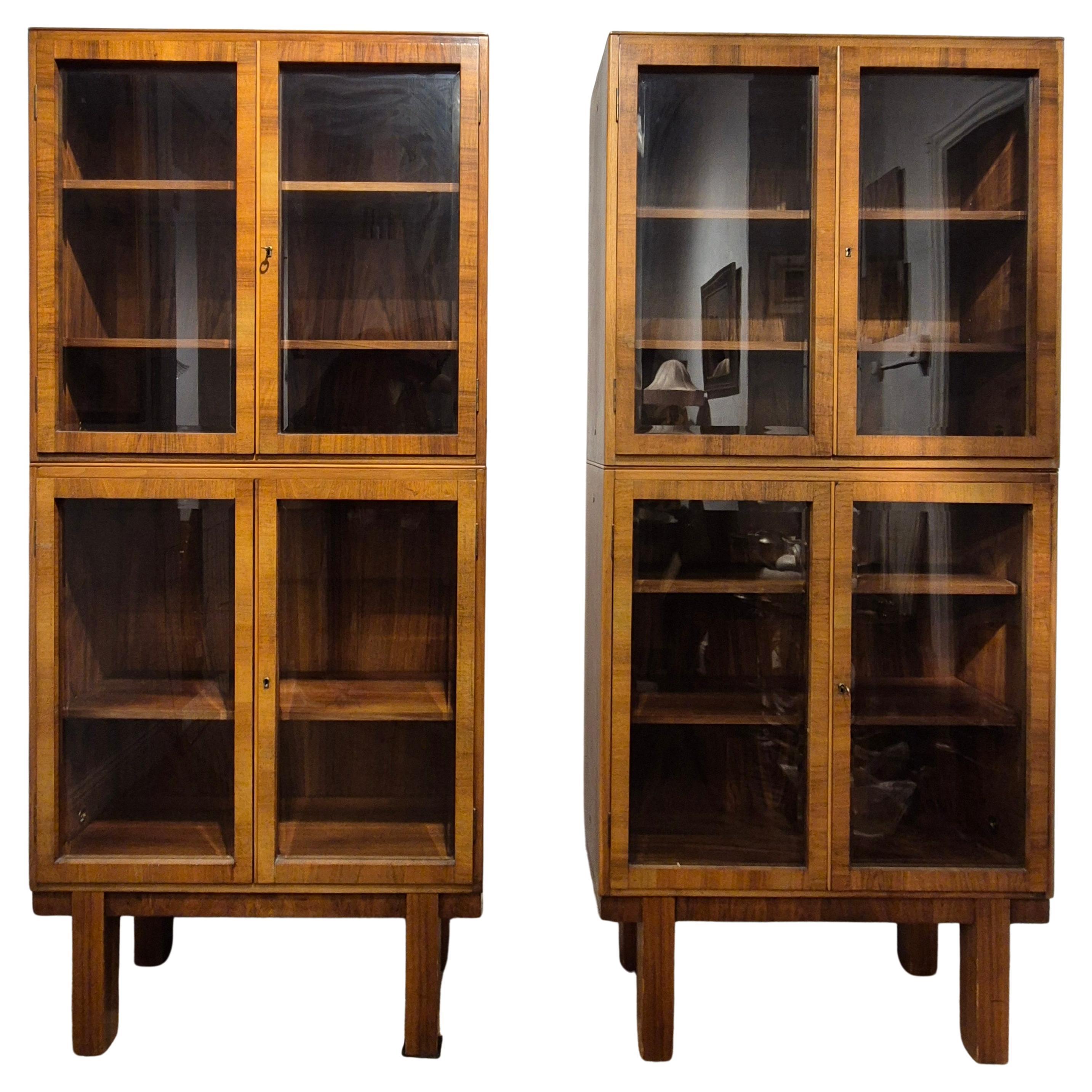 Una rara coppia di bellissime librerie in noce con ante in vetro, realizzate da Brumax, Germania, anni '30. 

Ogni libreria può essere separata in due, con ripiani in legno, dettagli in ottone e set di due chiavi originali. 

Segni di età e usura.