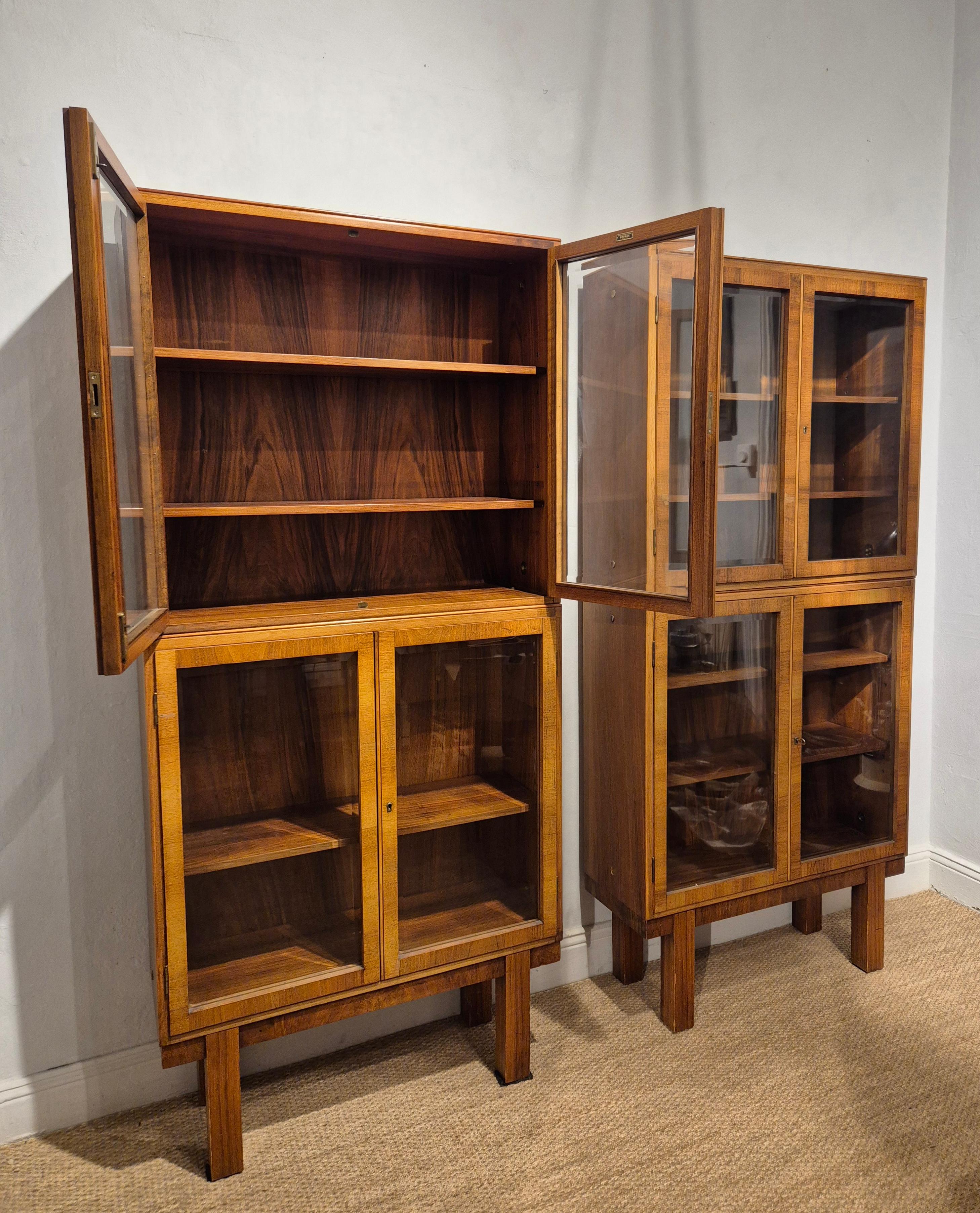 Librerie / vetrine in noce di Brumax, Germania anni '30 In condizioni discrete in vendita a Stockholm, SE